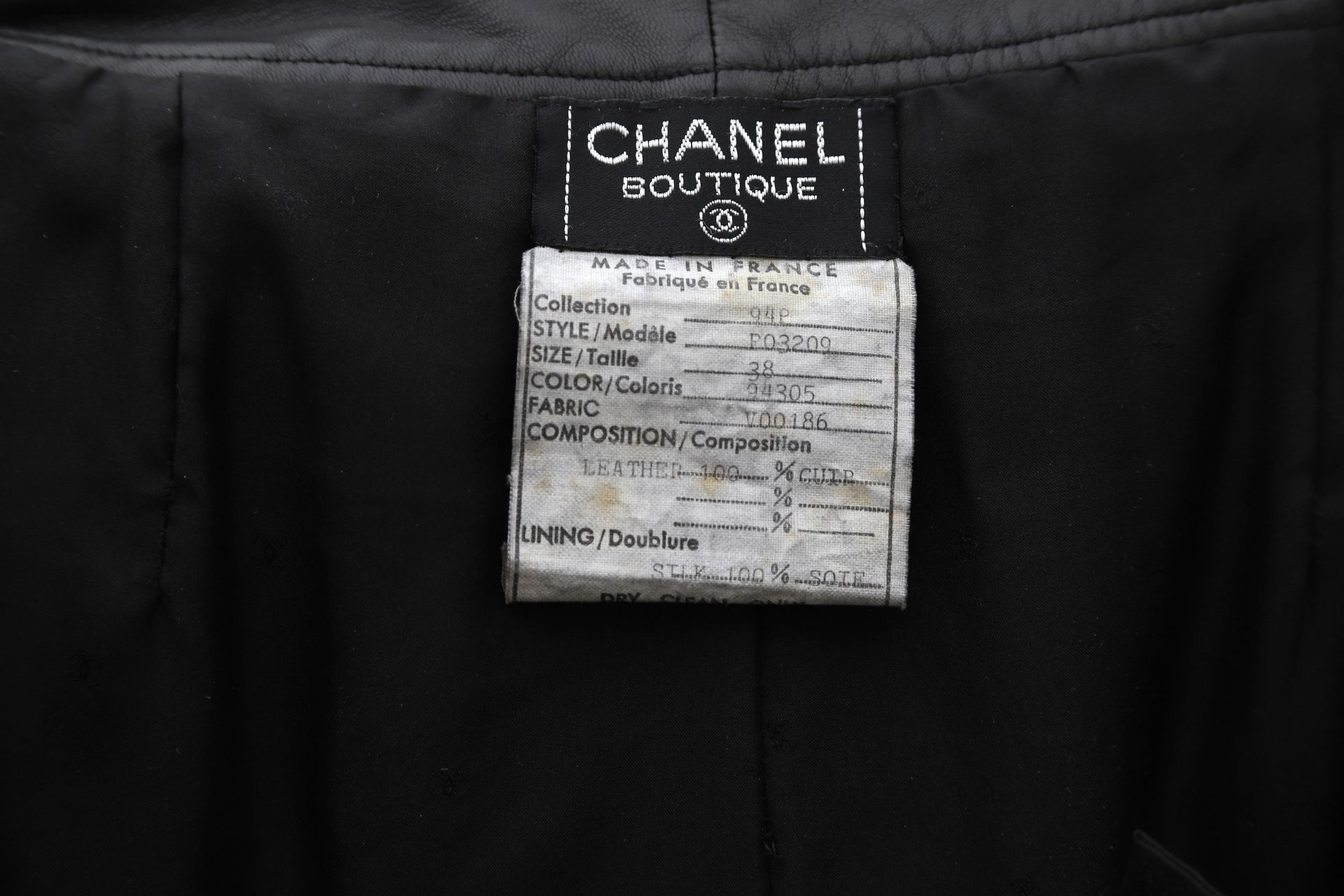 Chanel Boutique black leather pants. The pants have black with gold-colored CC logo buttons at the - Bild 3 aus 6