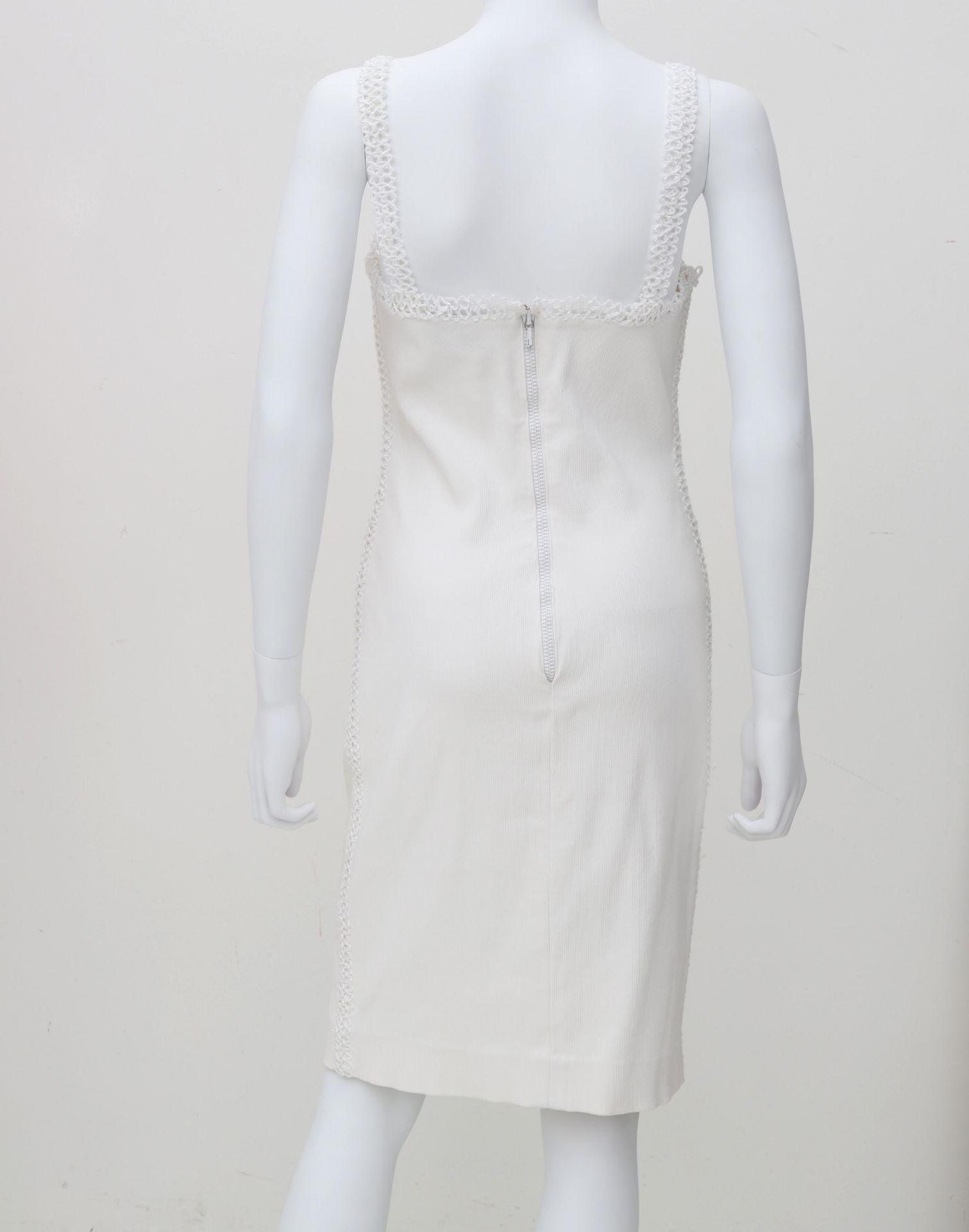 A white Chanel Boutique ensemble of a dress and jacket. The edges of the dress and jacket are made - Bild 7 aus 10