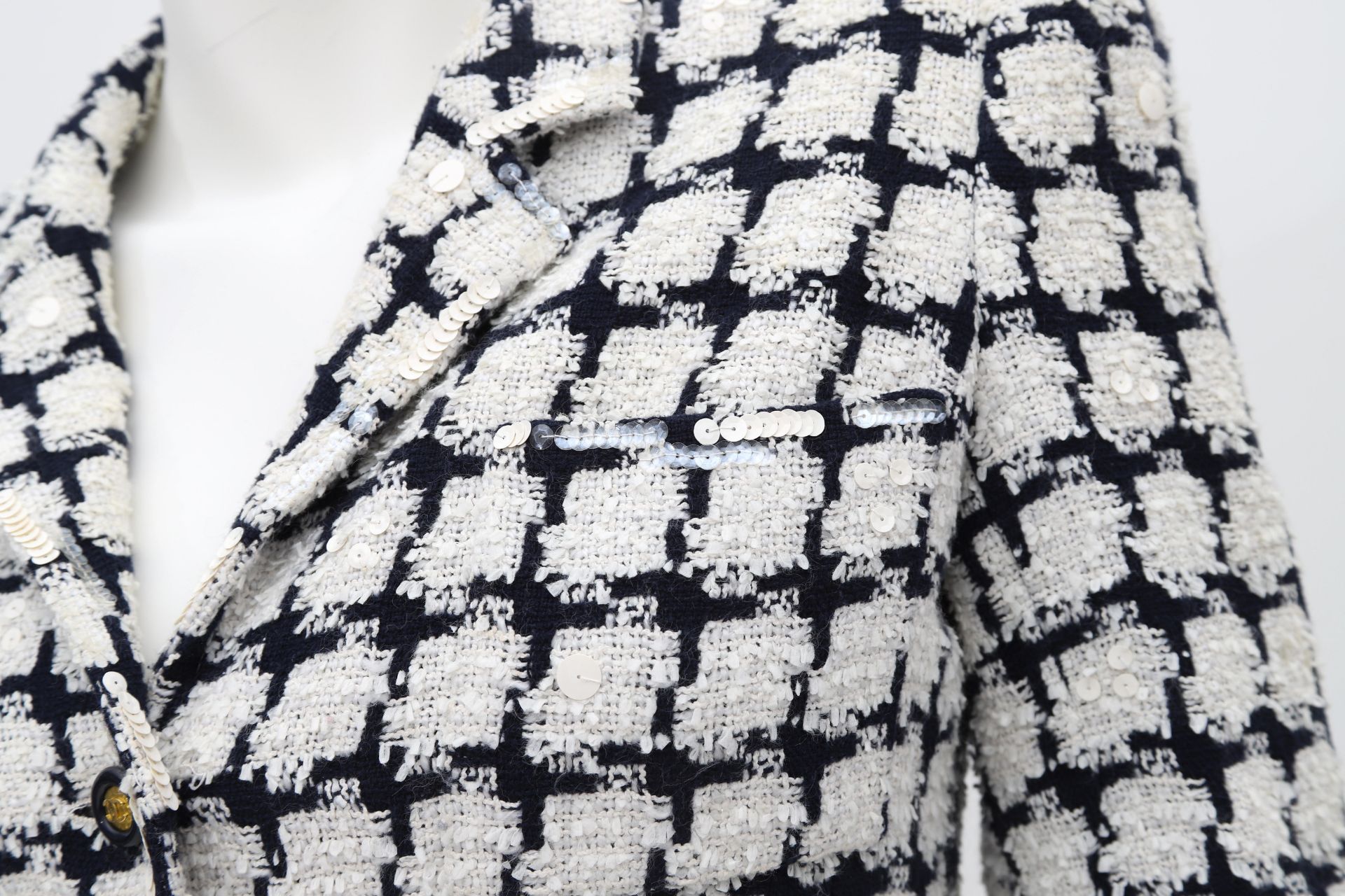 A Chanel Boutique black and white checked blazer. with two outside pockets, and black and gold - Bild 8 aus 8