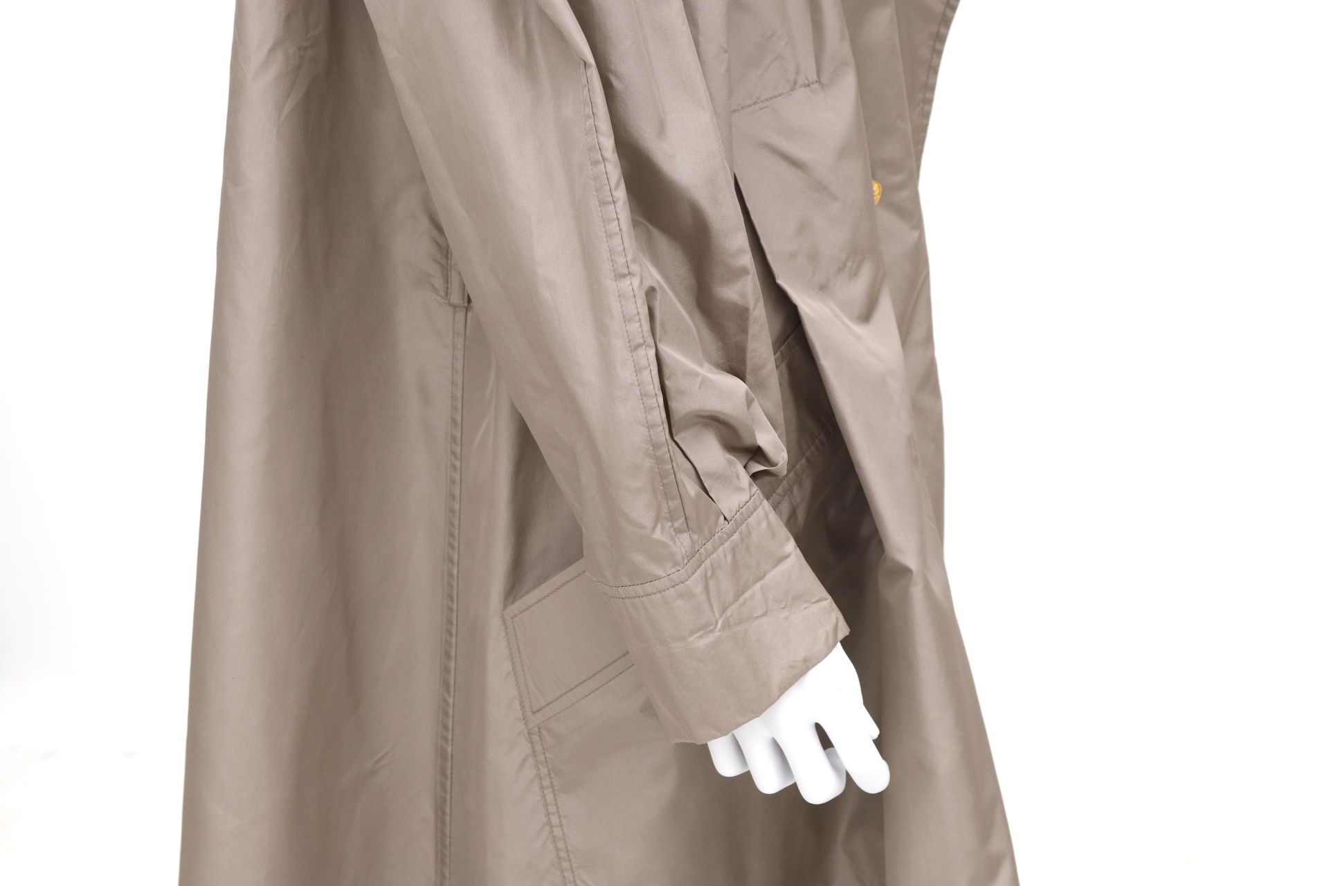 A camel Chanel Boutique trench coat. Comes with a matching belt and has gold coloured 'Coco' - Bild 2 aus 7
