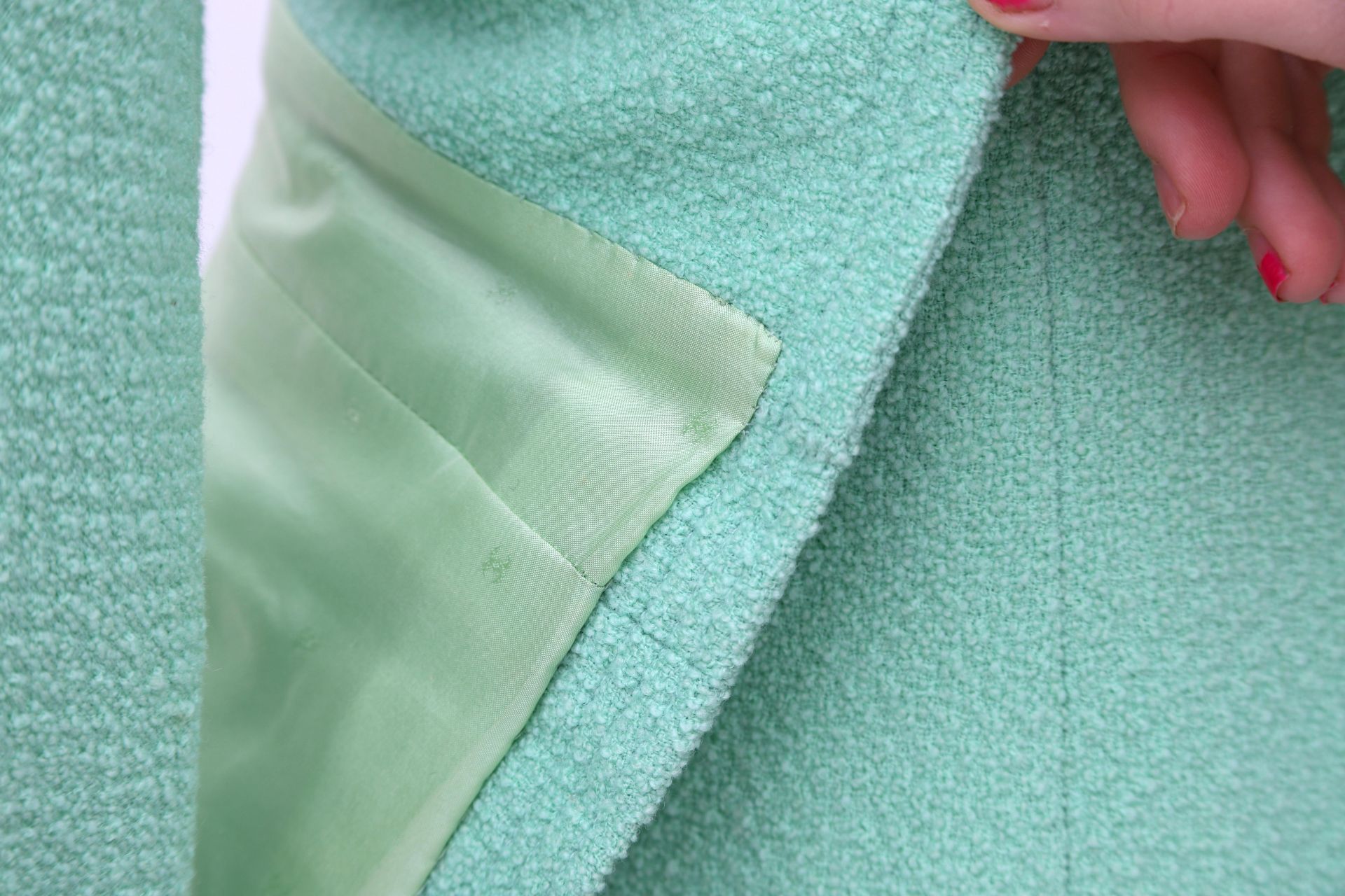 A Chanel Boutique ensemble of a pastel green blazer and skirt. The blazer has four external - Bild 9 aus 9