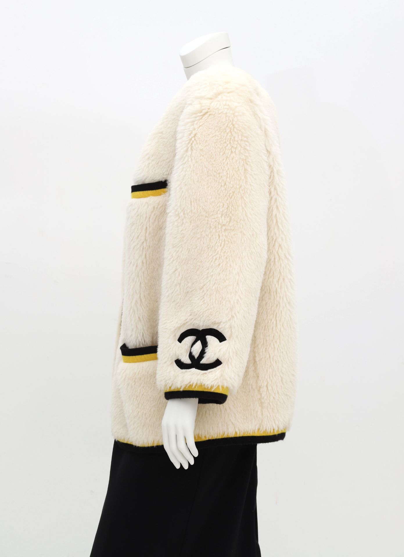 A Chanel Boutique Faux fur coat incl. cover (large fit). A velor CC logo processed on the sleeve - Bild 8 aus 16