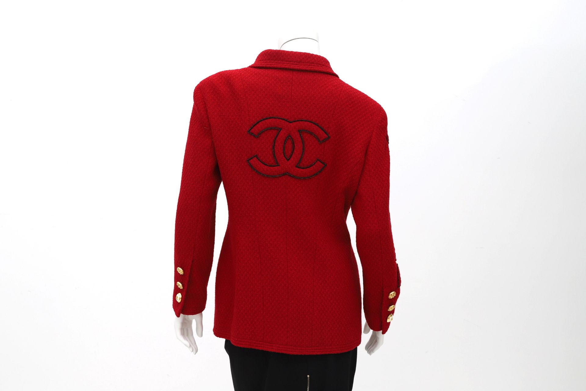 A red Chanel Boutique blazer. Double breasted, four side pockets and gold tone buttons. Chanel - Bild 6 aus 9