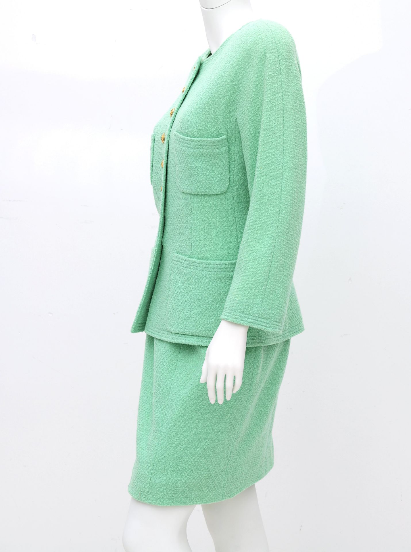 A Chanel Boutique ensemble of a pastel green blazer and skirt. The blazer has four external - Bild 4 aus 9