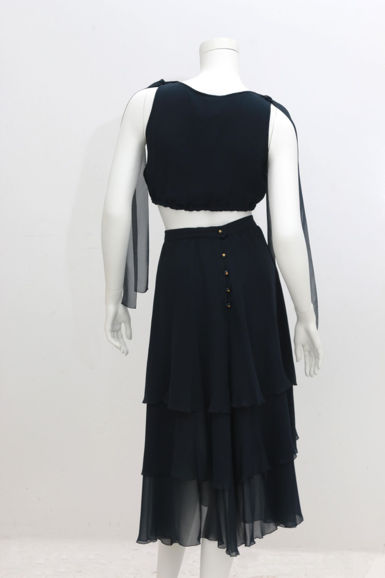 A navy blue Boutique ensemble. Composed of a short top that cab be worn with two bows at the - Bild 8 aus 8