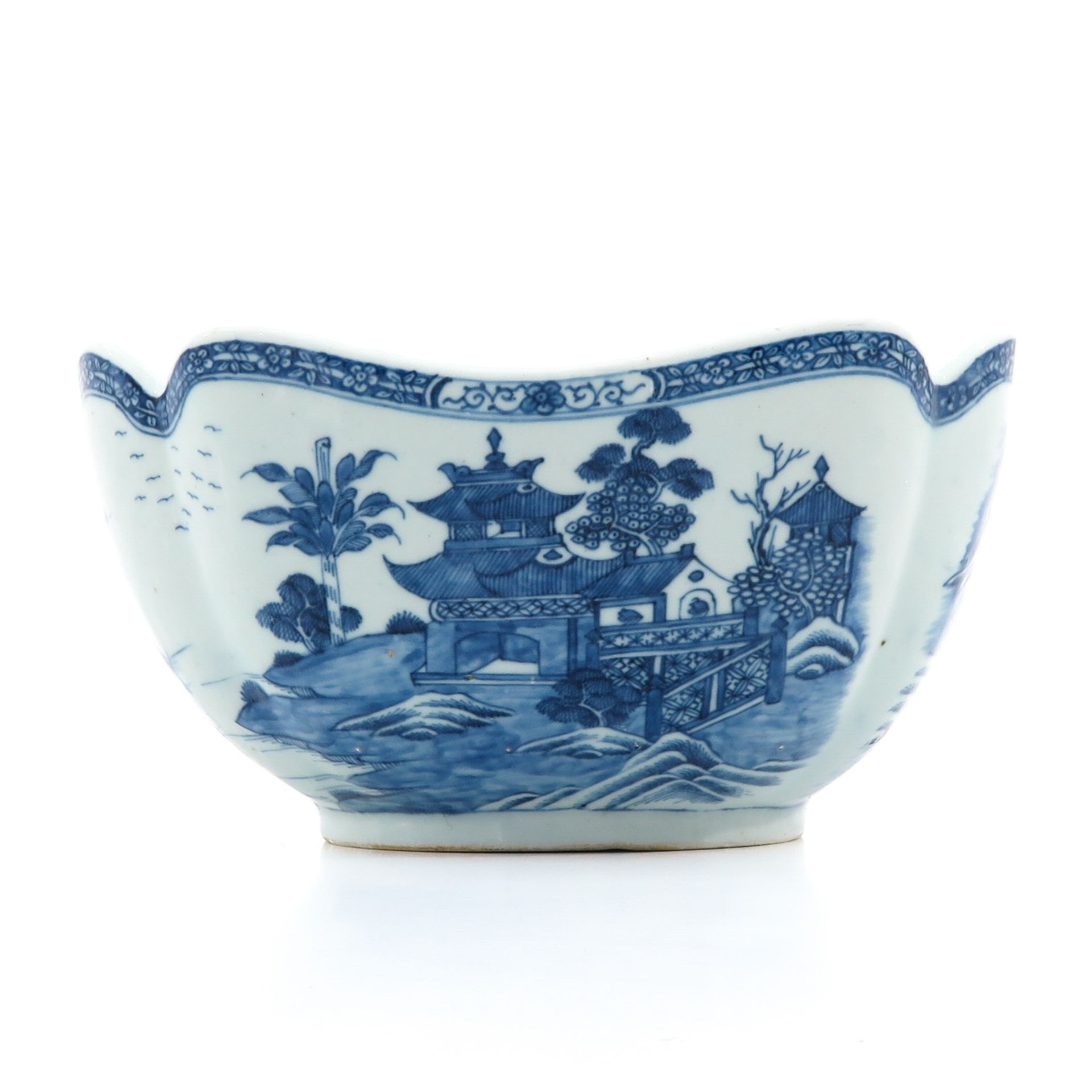 A Blue and White Serving Bowl - Image 3 of 9