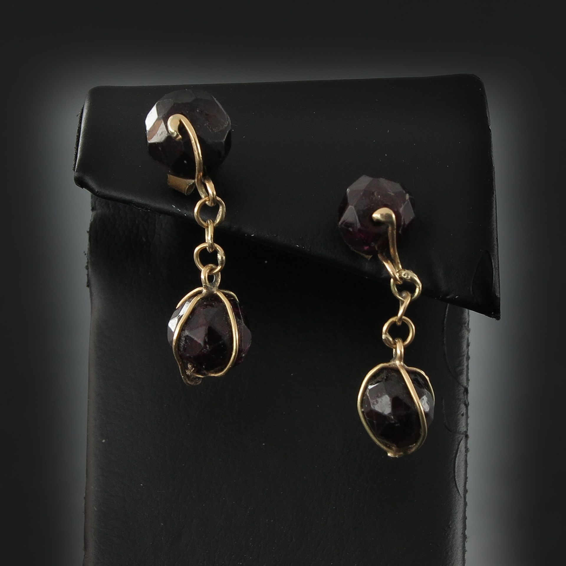 A Collection of Garnet Jewelry - Bild 5 aus 5