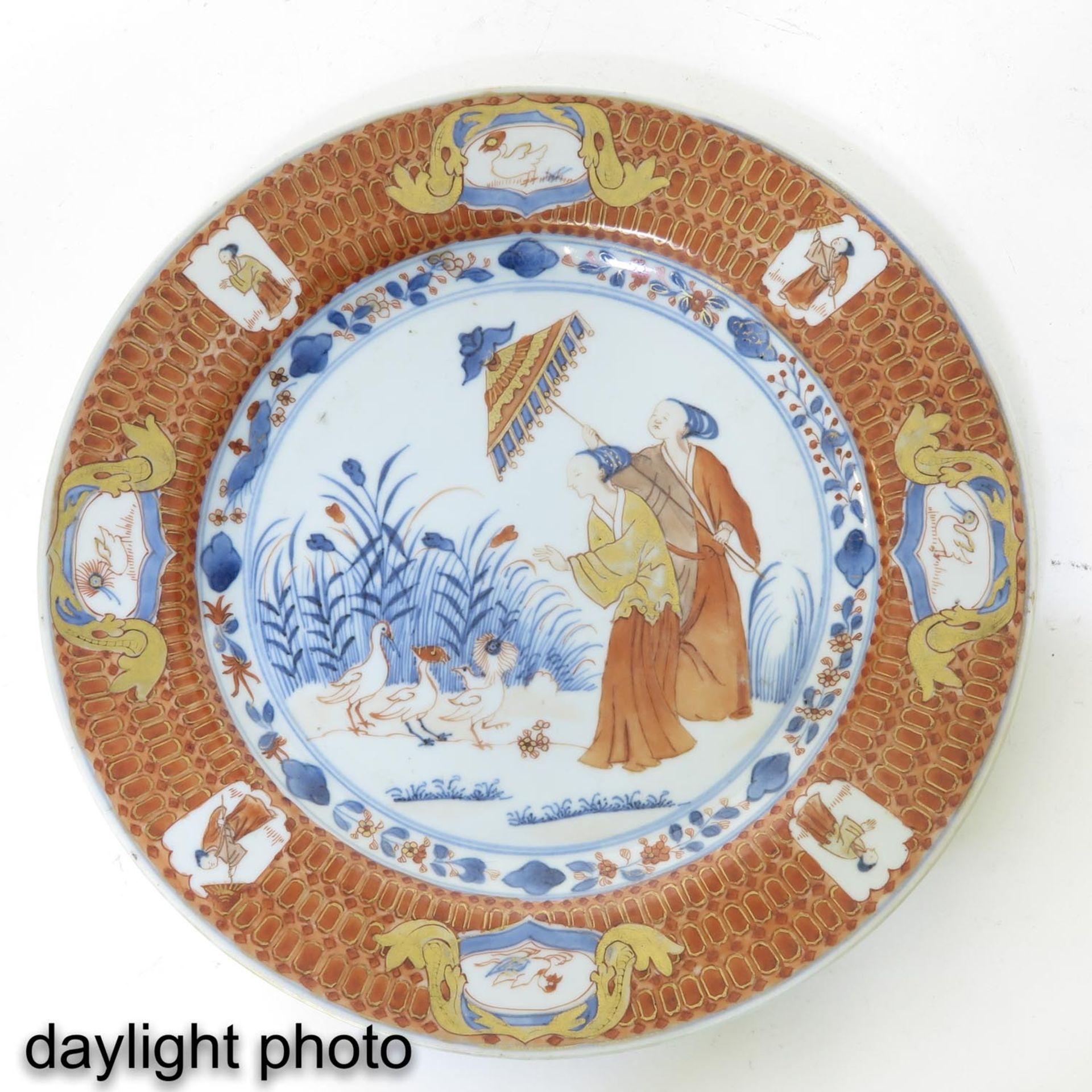 A Chinese Imari Pronk Plate - Bild 3 aus 5