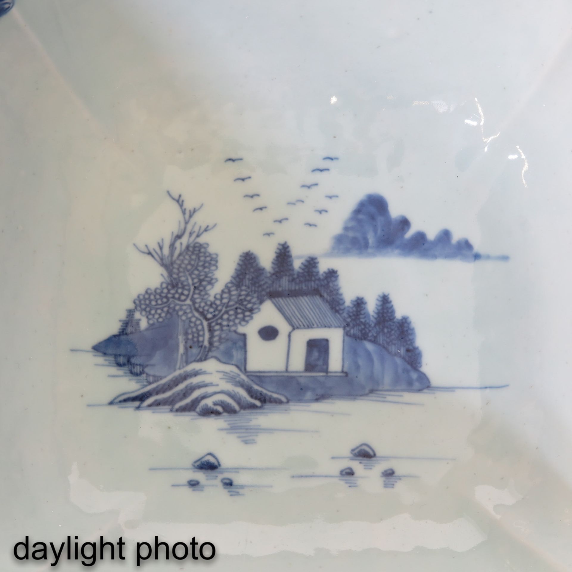 A Blue and White Serving Bowl - Image 9 of 9