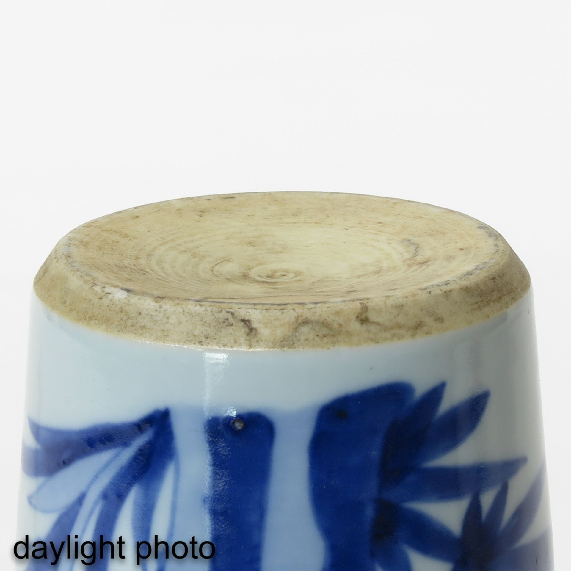 A Blue and White Rolwagen Vase - Image 8 of 9