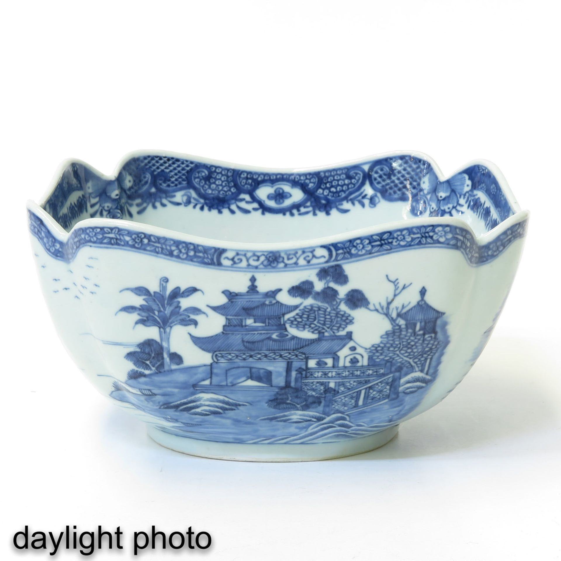 A Blue and White Serving Bowl - Image 7 of 9