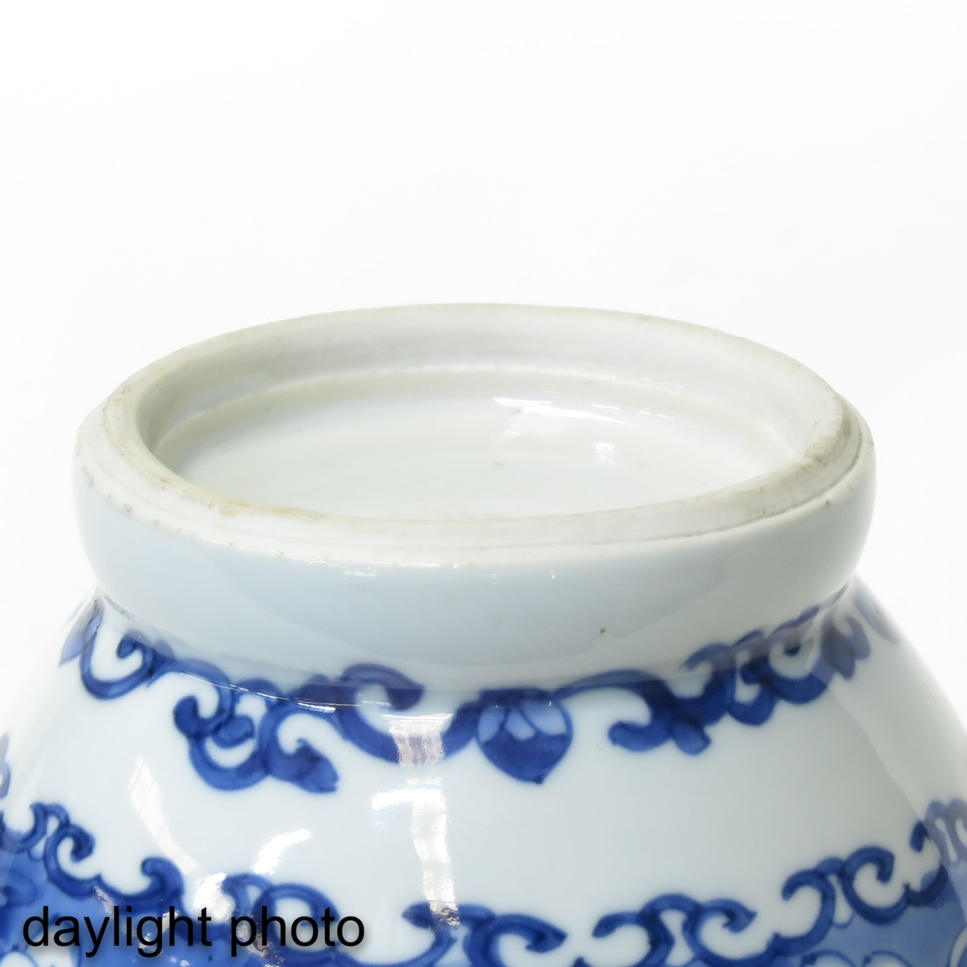 A Blue and White Jar and Cover - Bild 8 aus 9