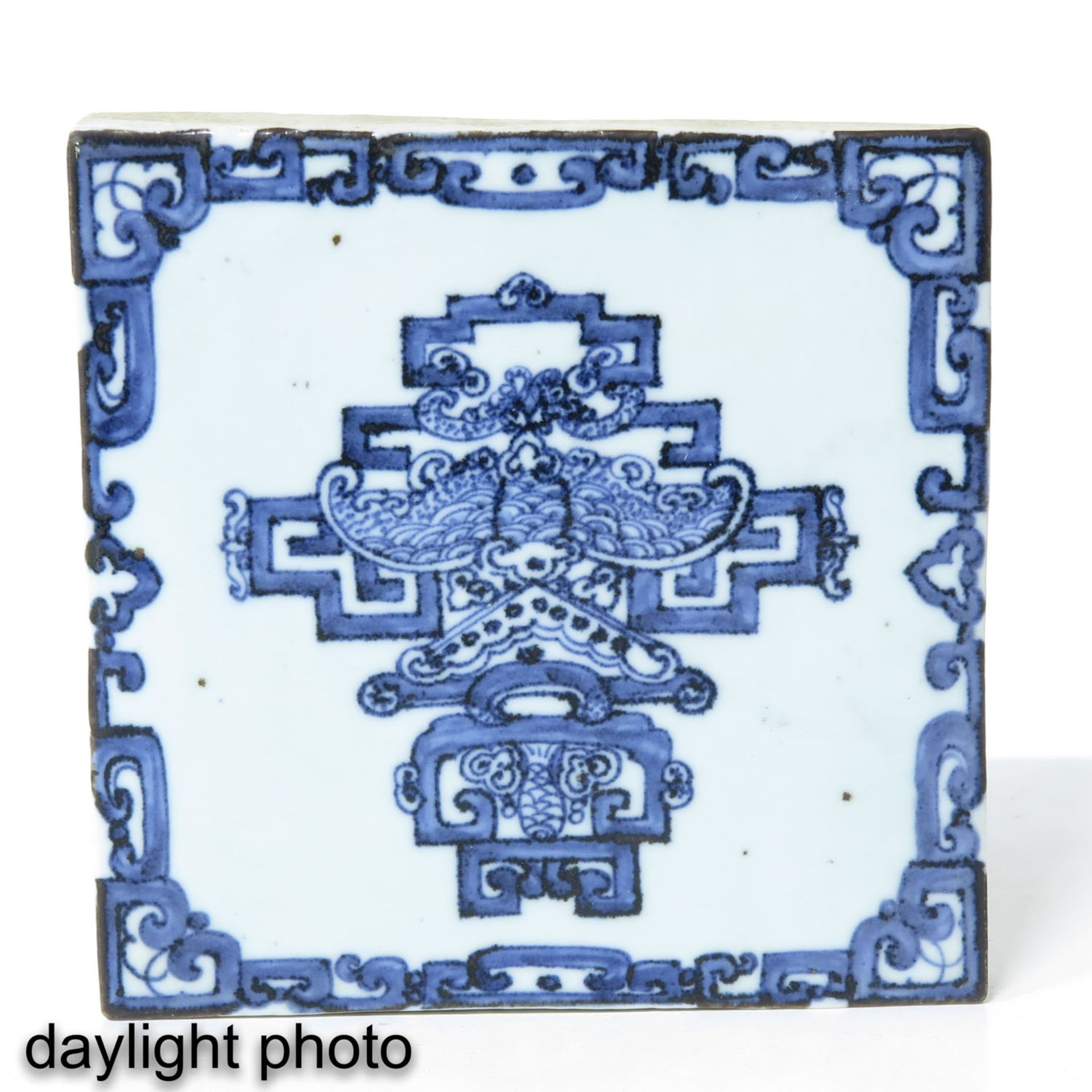 A Blue and White Tile - Bild 3 aus 5