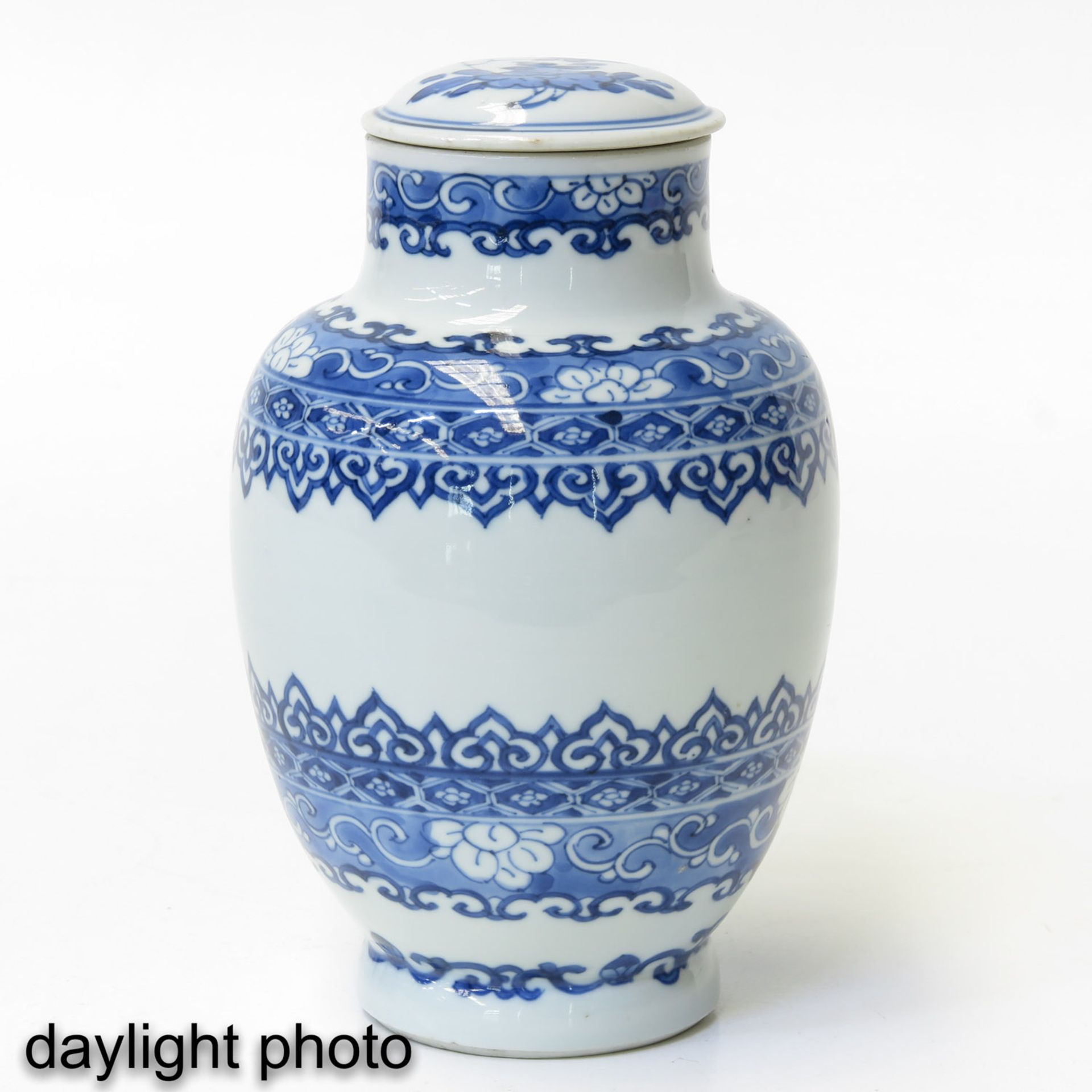 A Blue and White Jar and Cover - Bild 7 aus 9