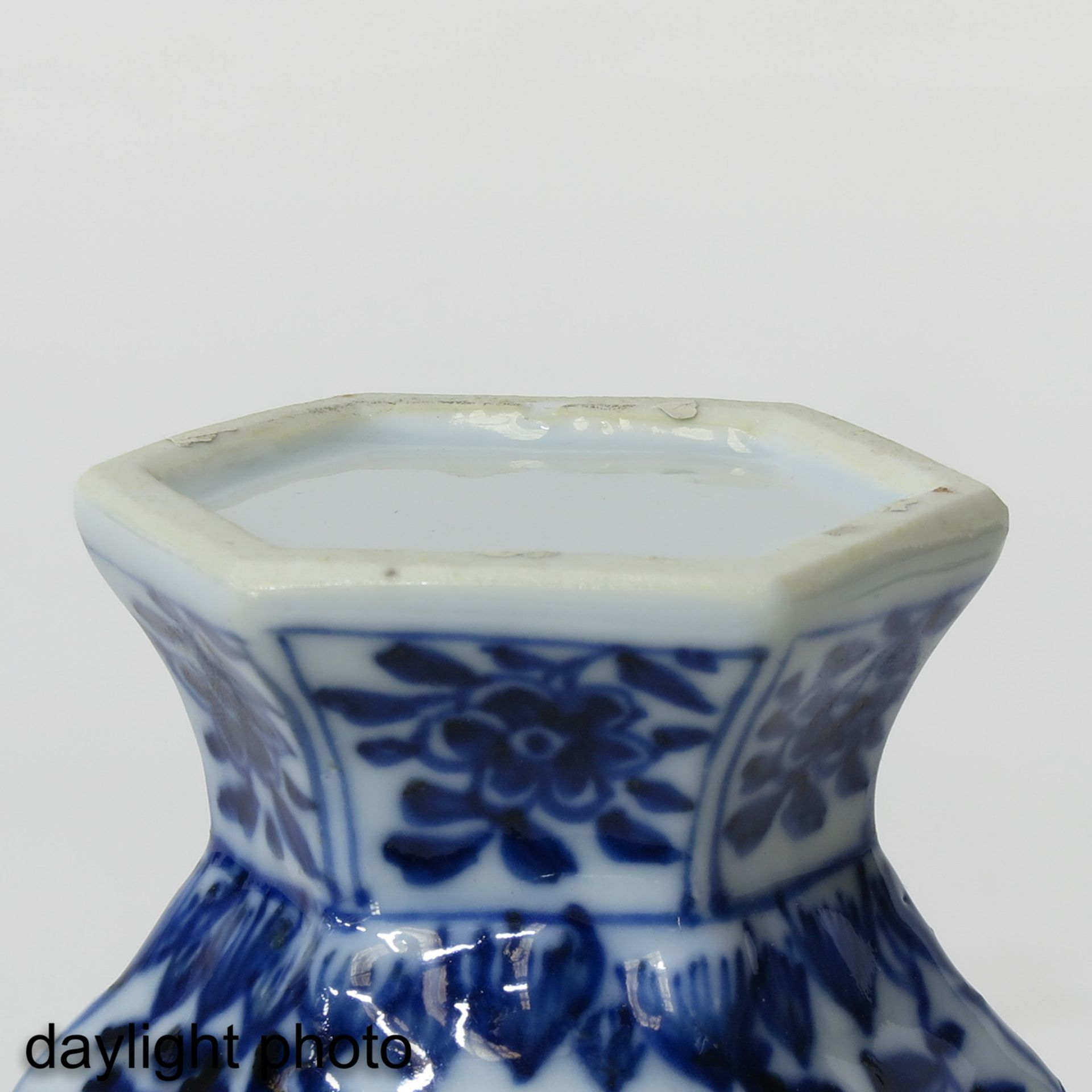 A Blue and White Wine Vessel - Bild 8 aus 9