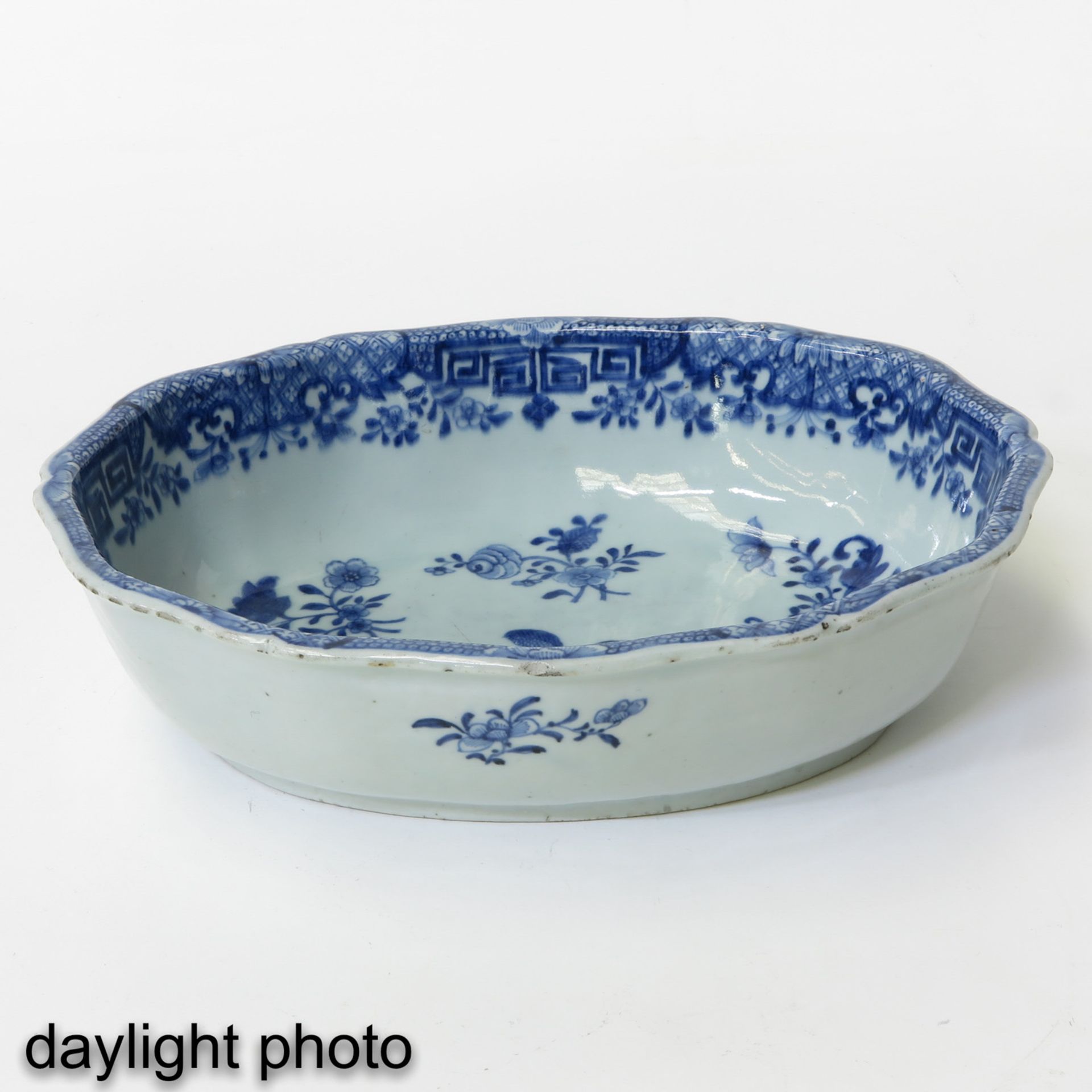 A Blue and White Serving Dish - Bild 7 aus 9