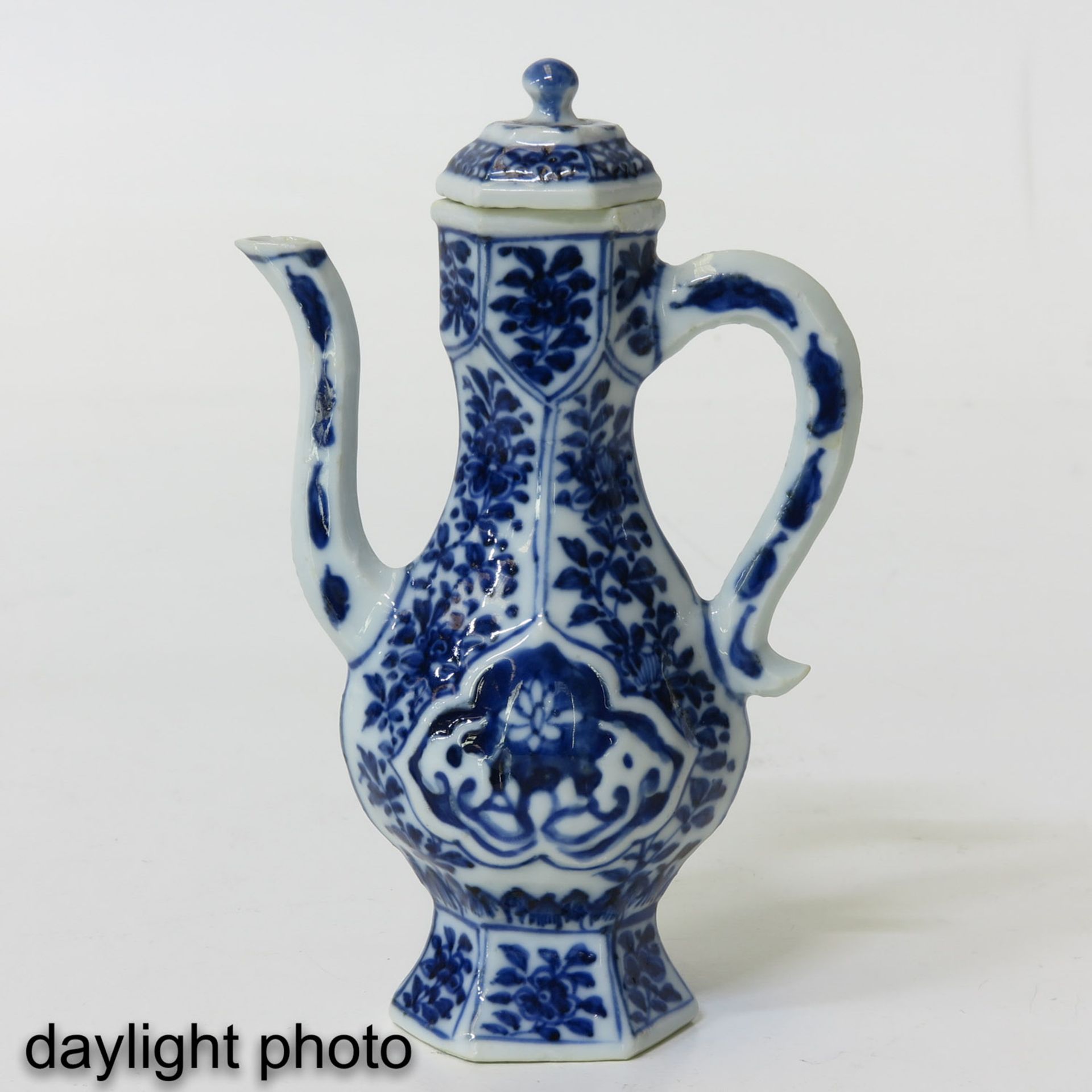 A Blue and White Wine Vessel - Bild 7 aus 9