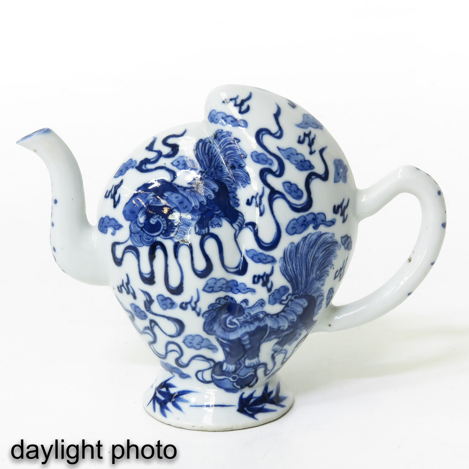 A Blue and White Cadogan Teapot - Image 7 of 9
