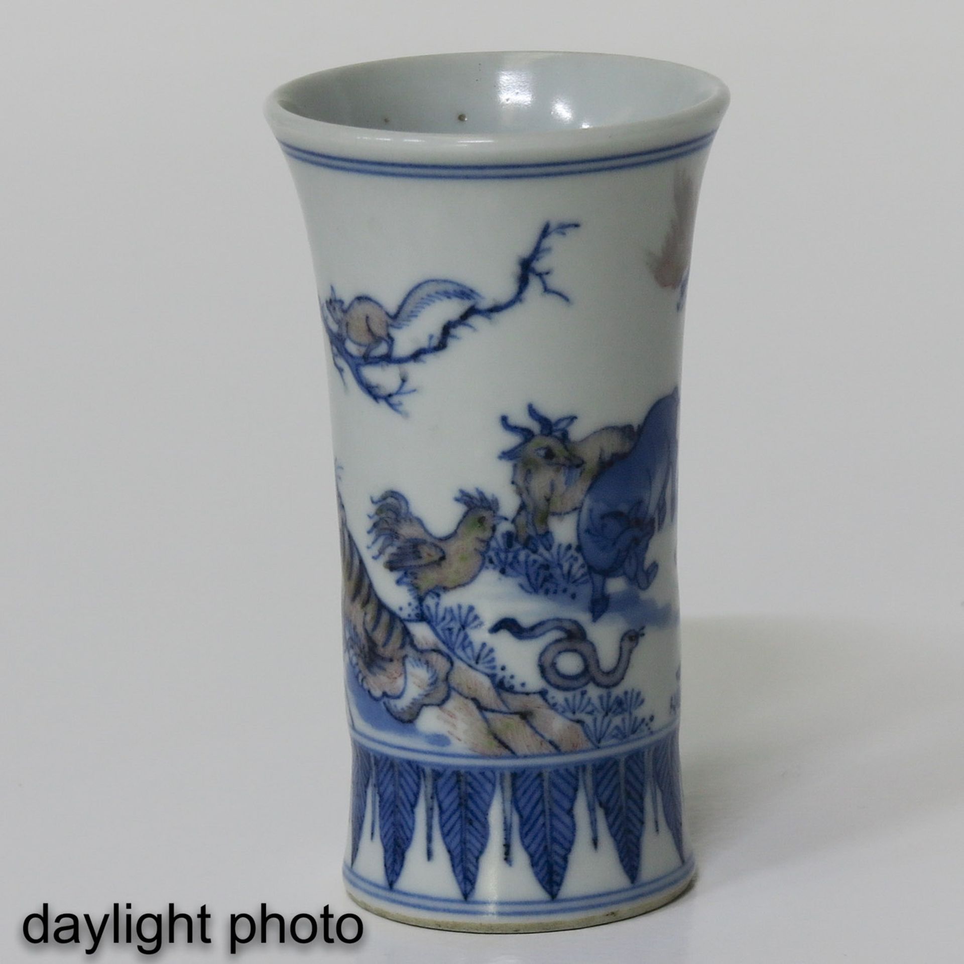 A Small Blue and White Vase - Bild 7 aus 9