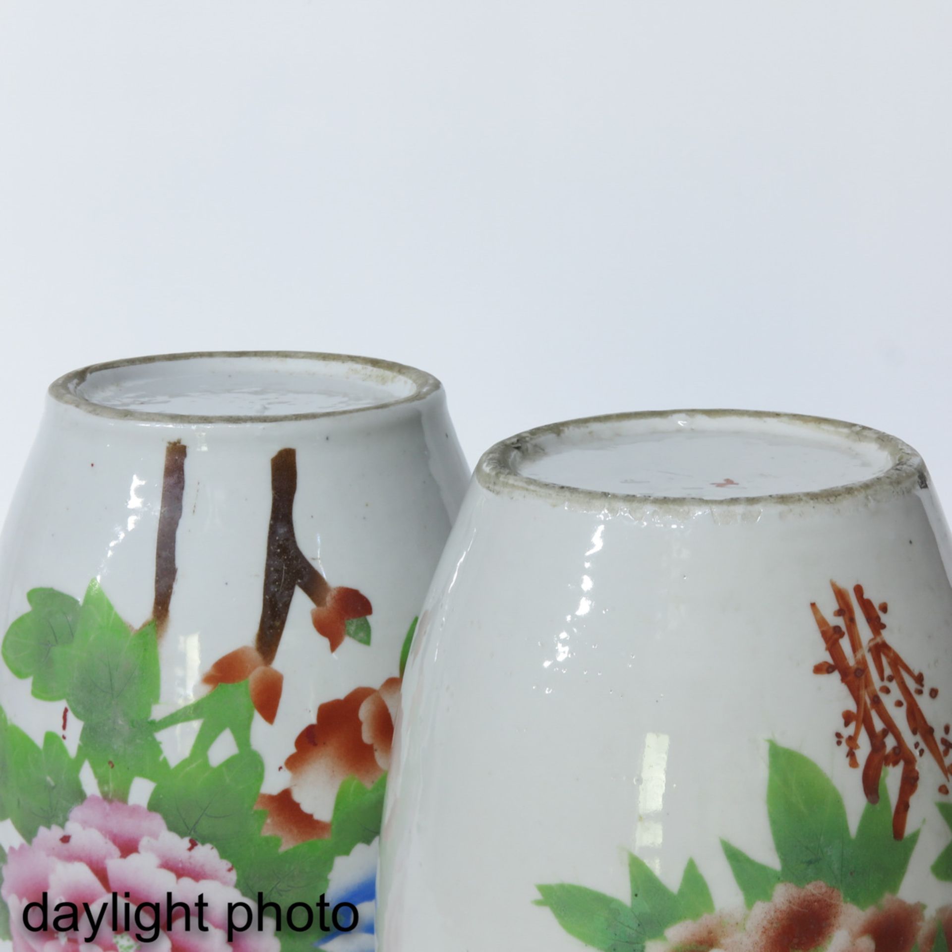 A Pair of Polychrome Decor Vases - Bild 8 aus 10