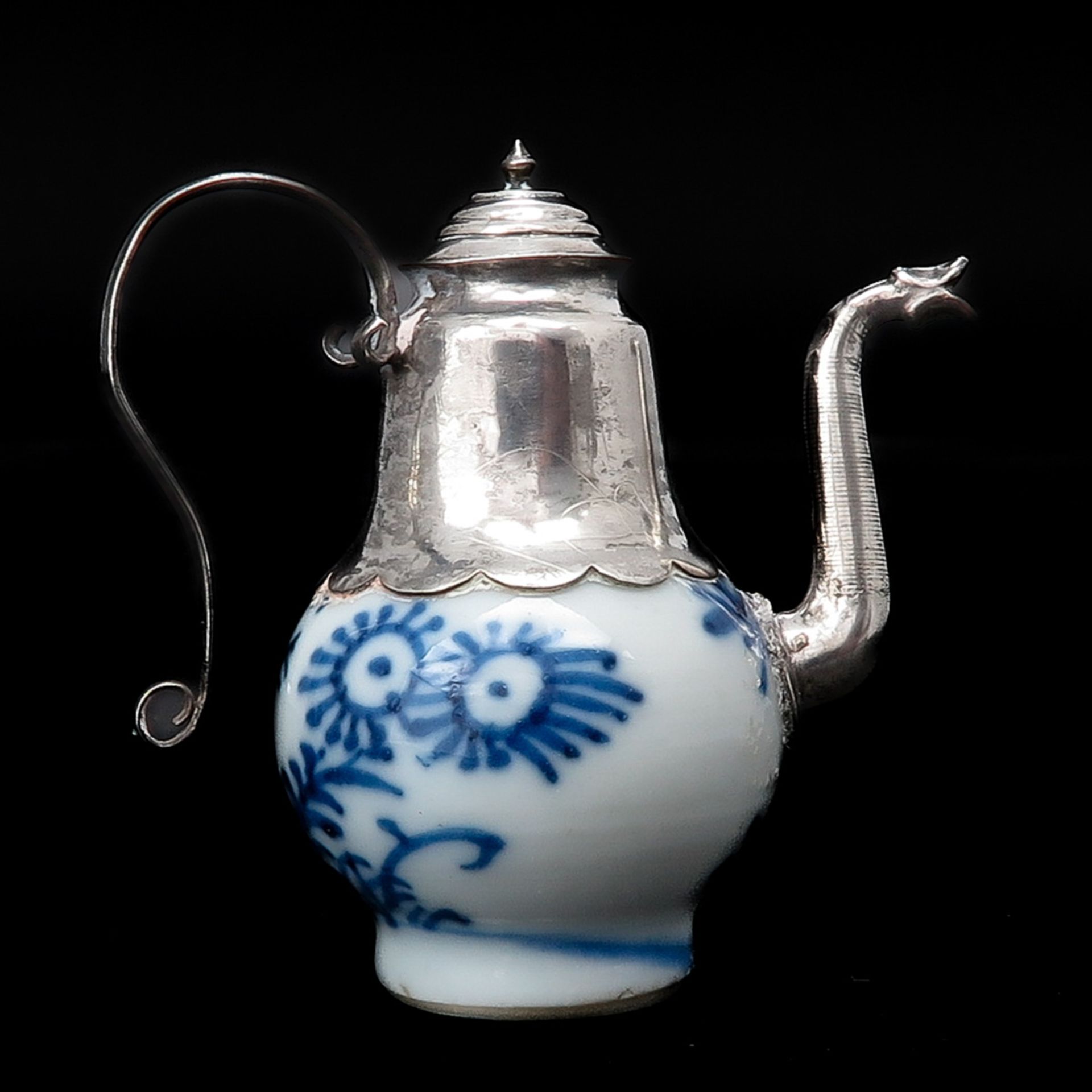 An 18th Century Miniature Chinese Porcelain Teapot - Bild 3 aus 6