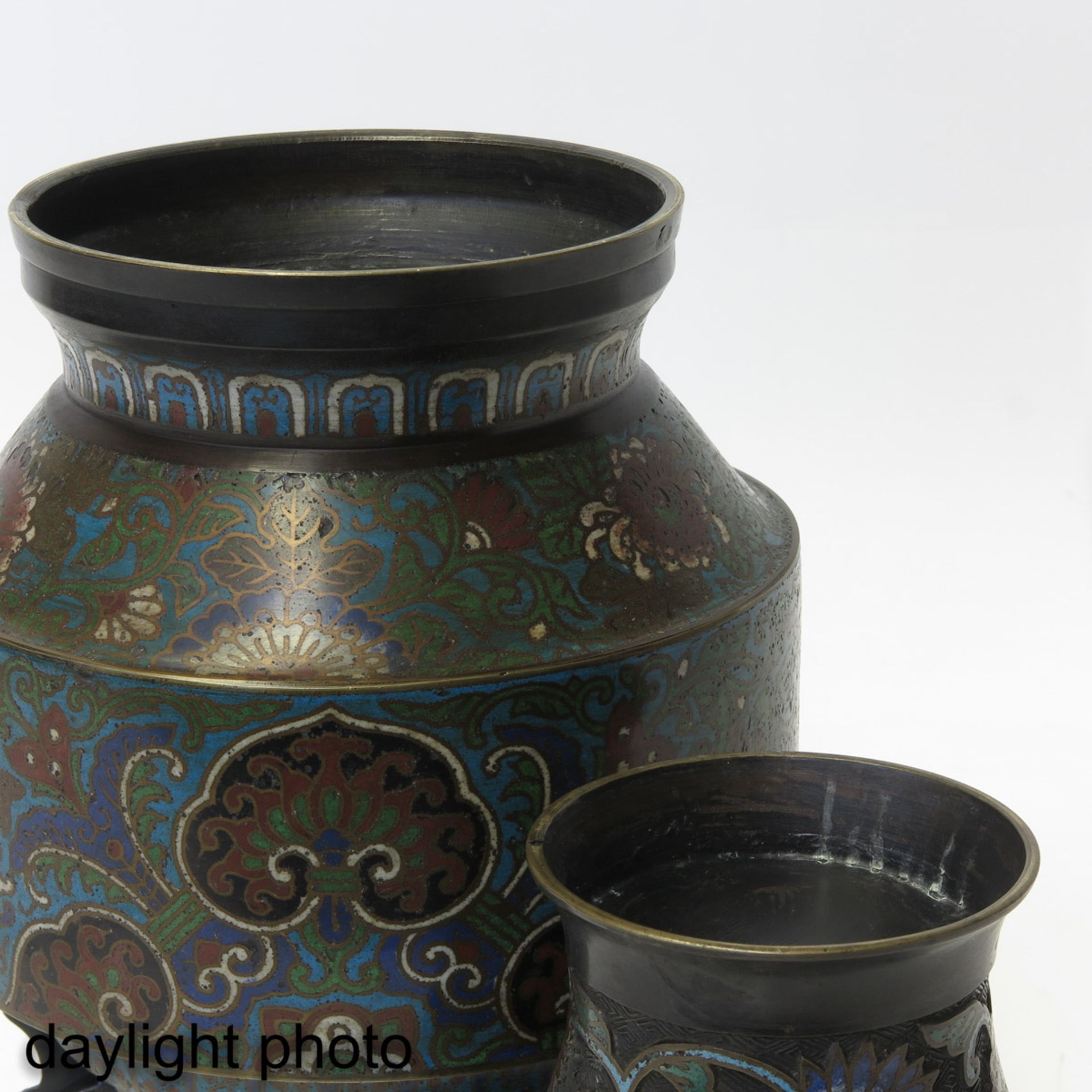 A Pair of Cloisonne Vases - Bild 8 aus 10