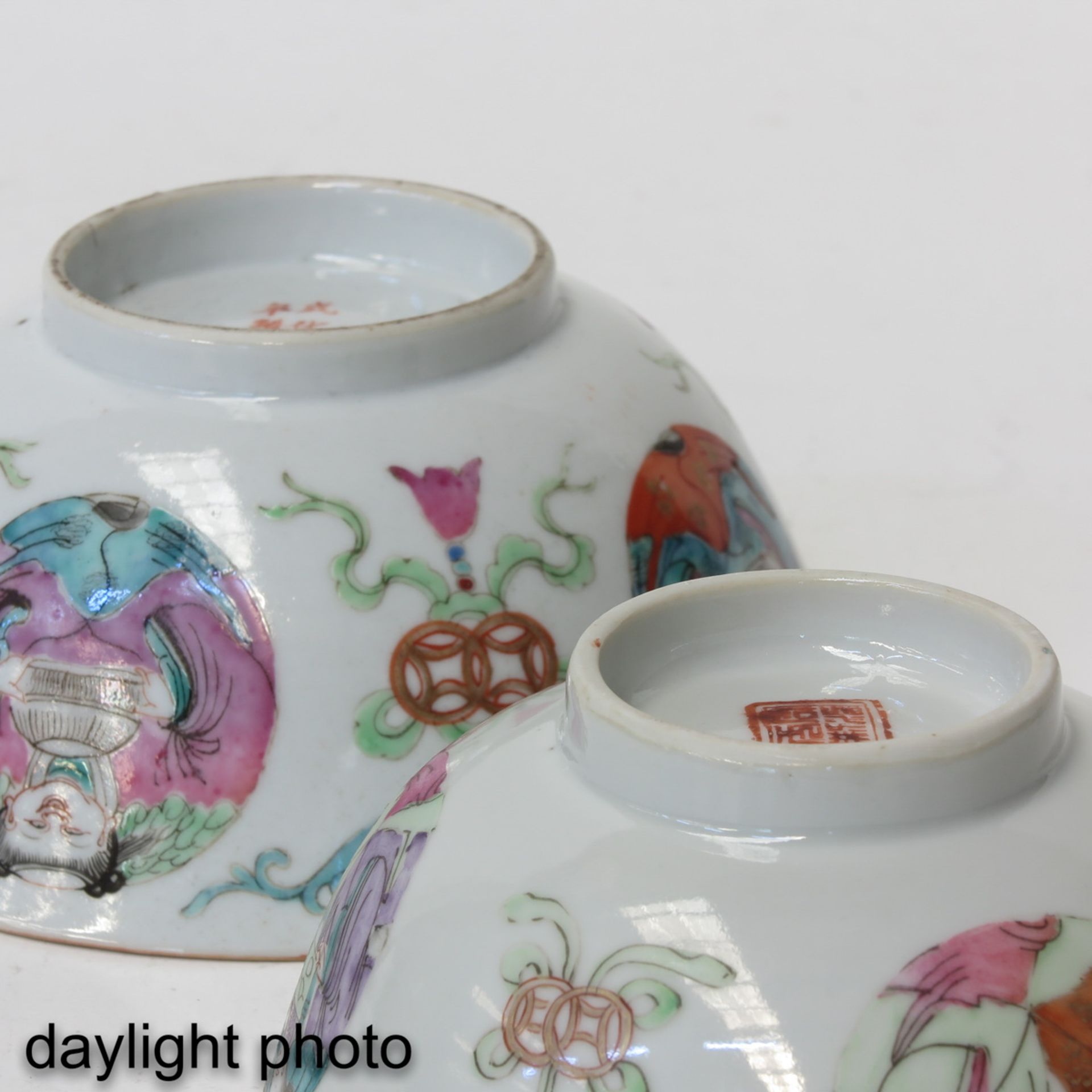 A Collection of 4 Famille Rose Bowls - Image 8 of 9