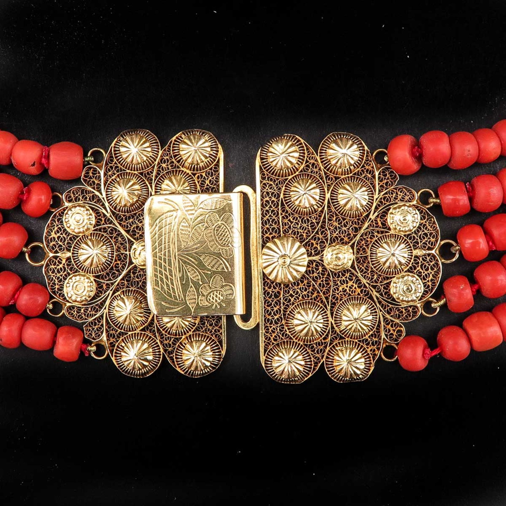 A 19th Century 5 Strand Red Coral Necklace on Gold Clasp - Bild 3 aus 4