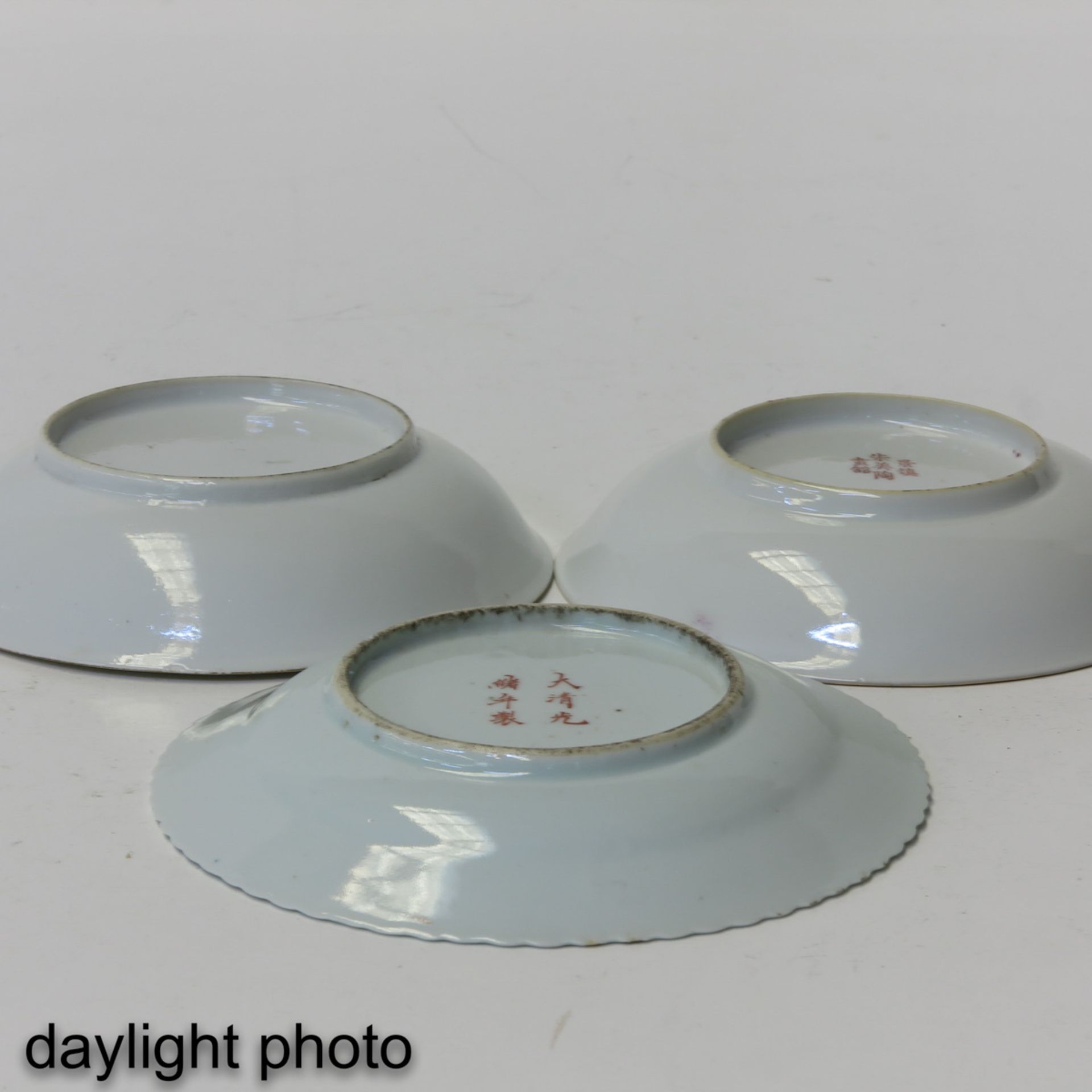 A Collection of 3 Polychrome Decor Plates - Bild 10 aus 10