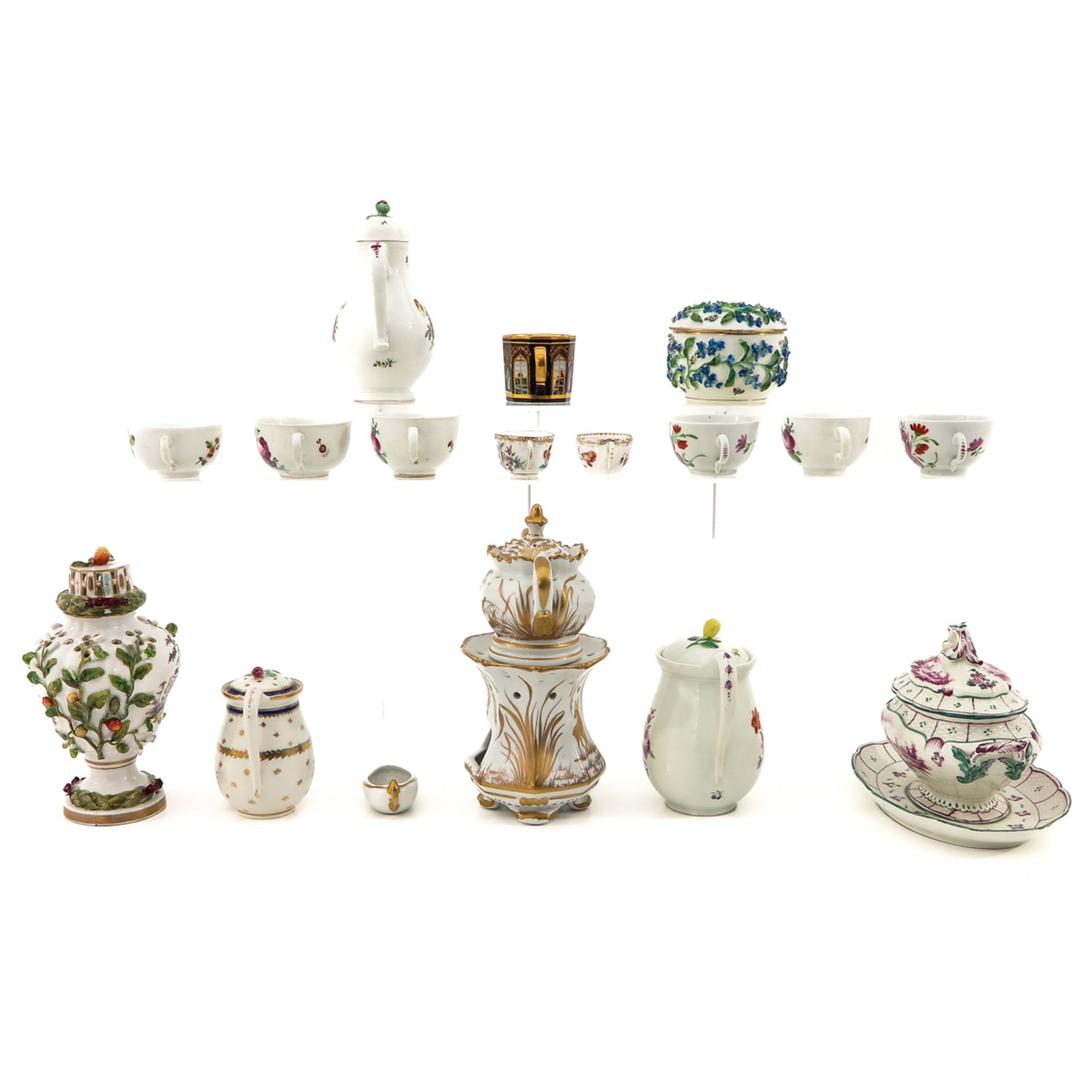 A Collection of Pottery and Porcelain - Bild 2 aus 10