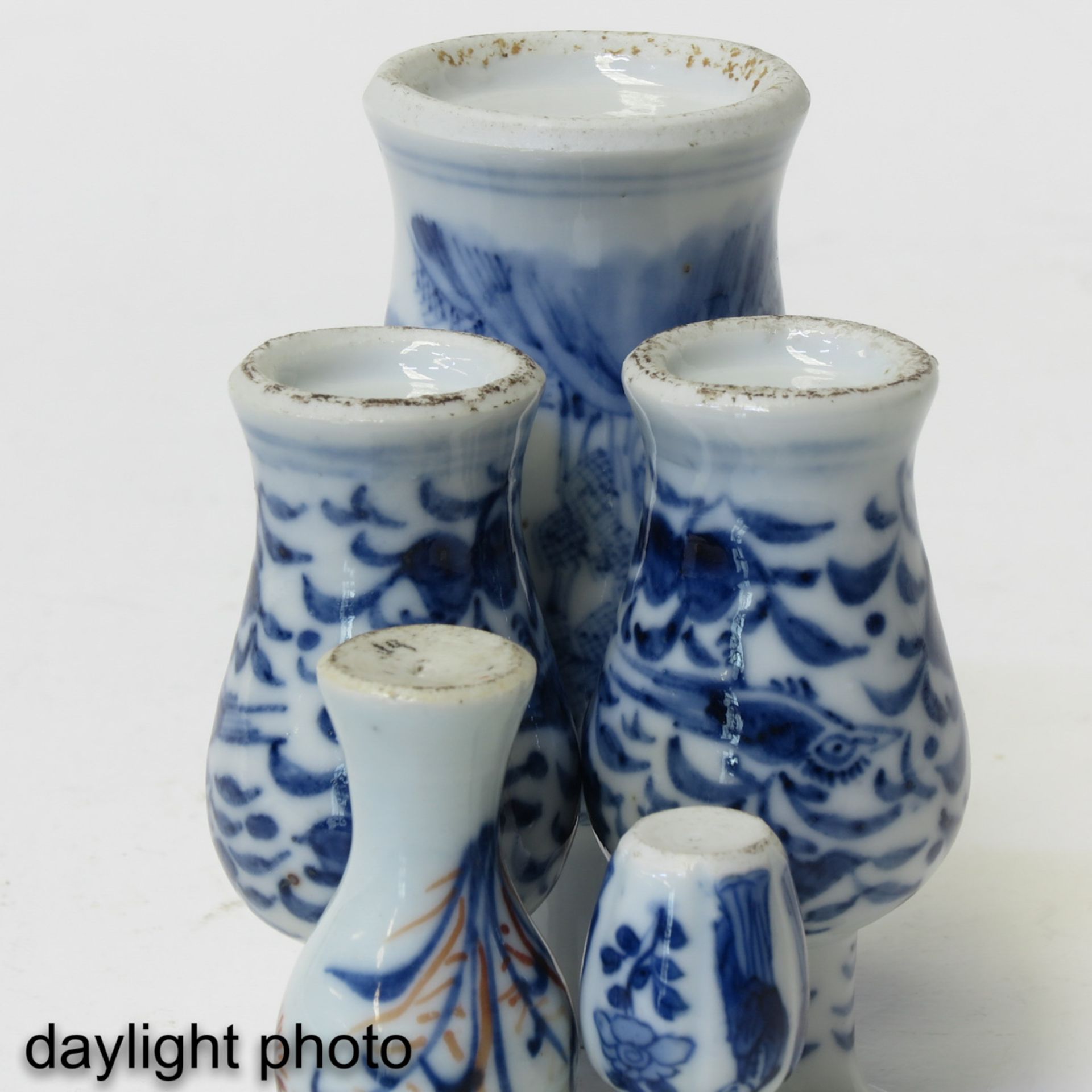 A Collection of 5 Miniature Vases - Bild 8 aus 10