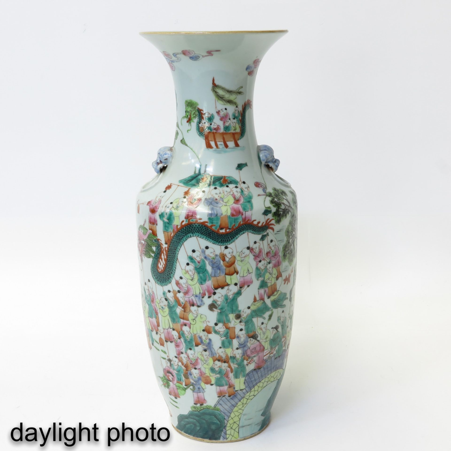 A Lot of 2 Famille Rose Vases - Image 7 of 9