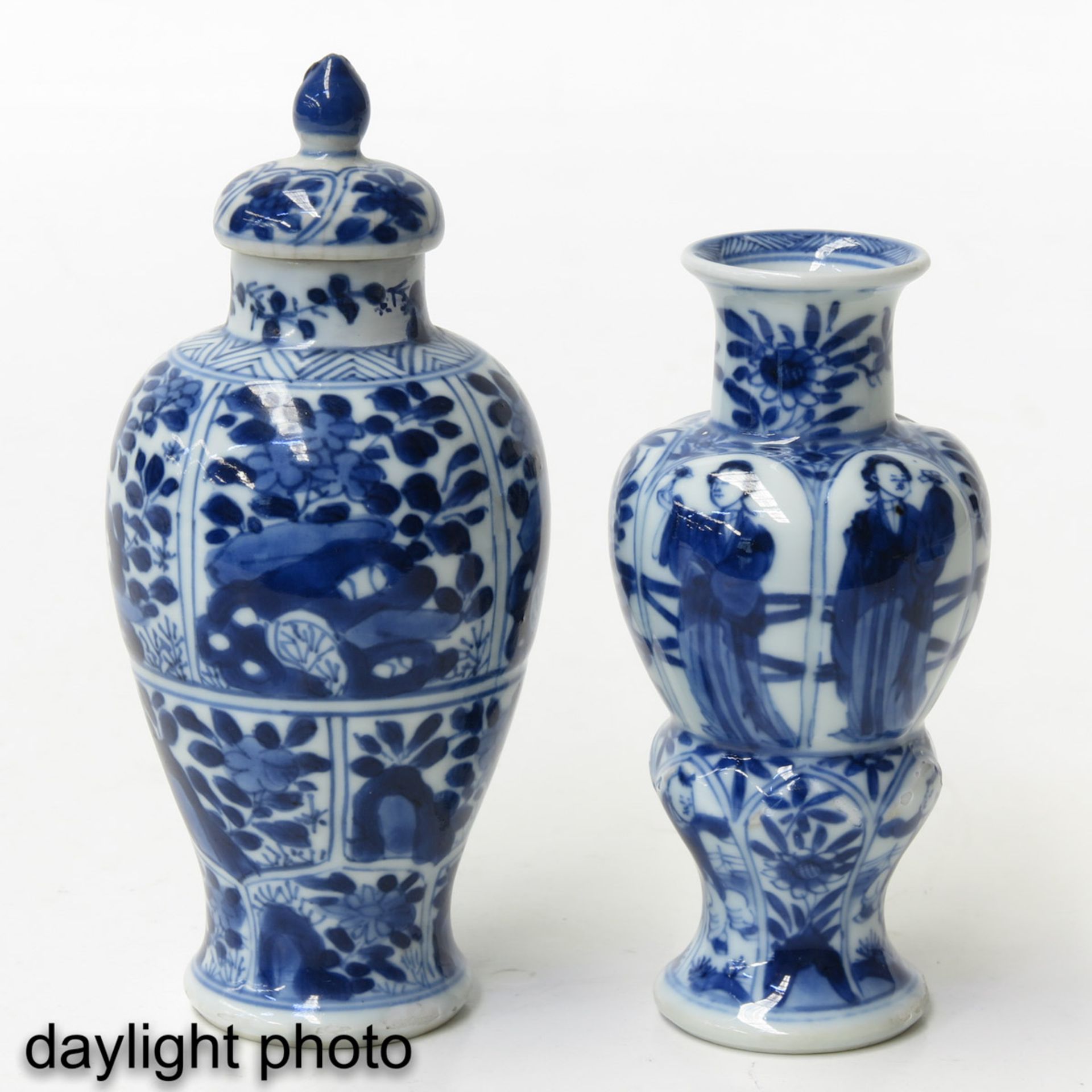 A Lot of 2 Miniature Blue and White Vases - Bild 7 aus 9