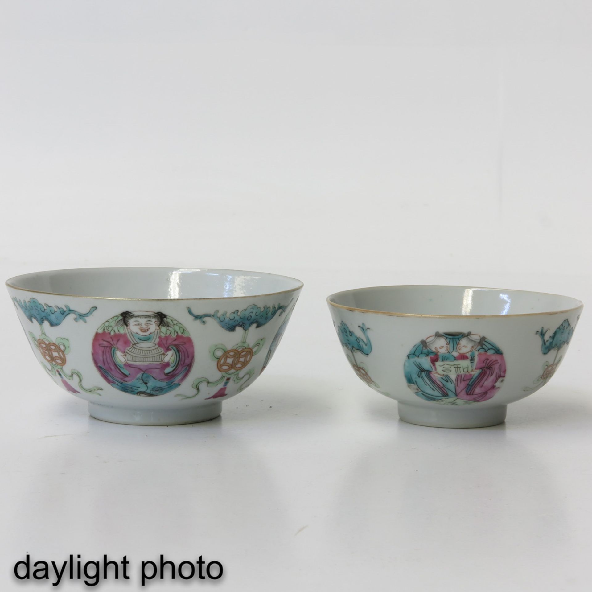 A Collection of 4 Famille Rose Bowls - Image 7 of 9