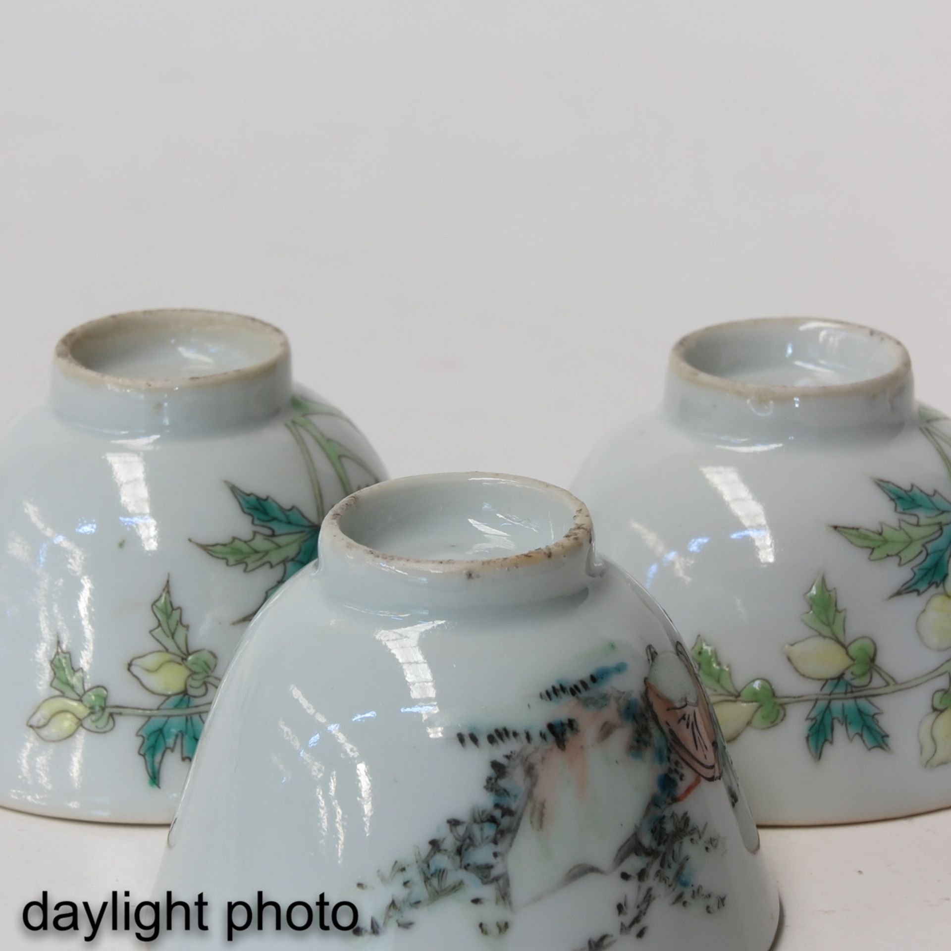 A Collection of 3 Famille Rose Cups - Image 8 of 9