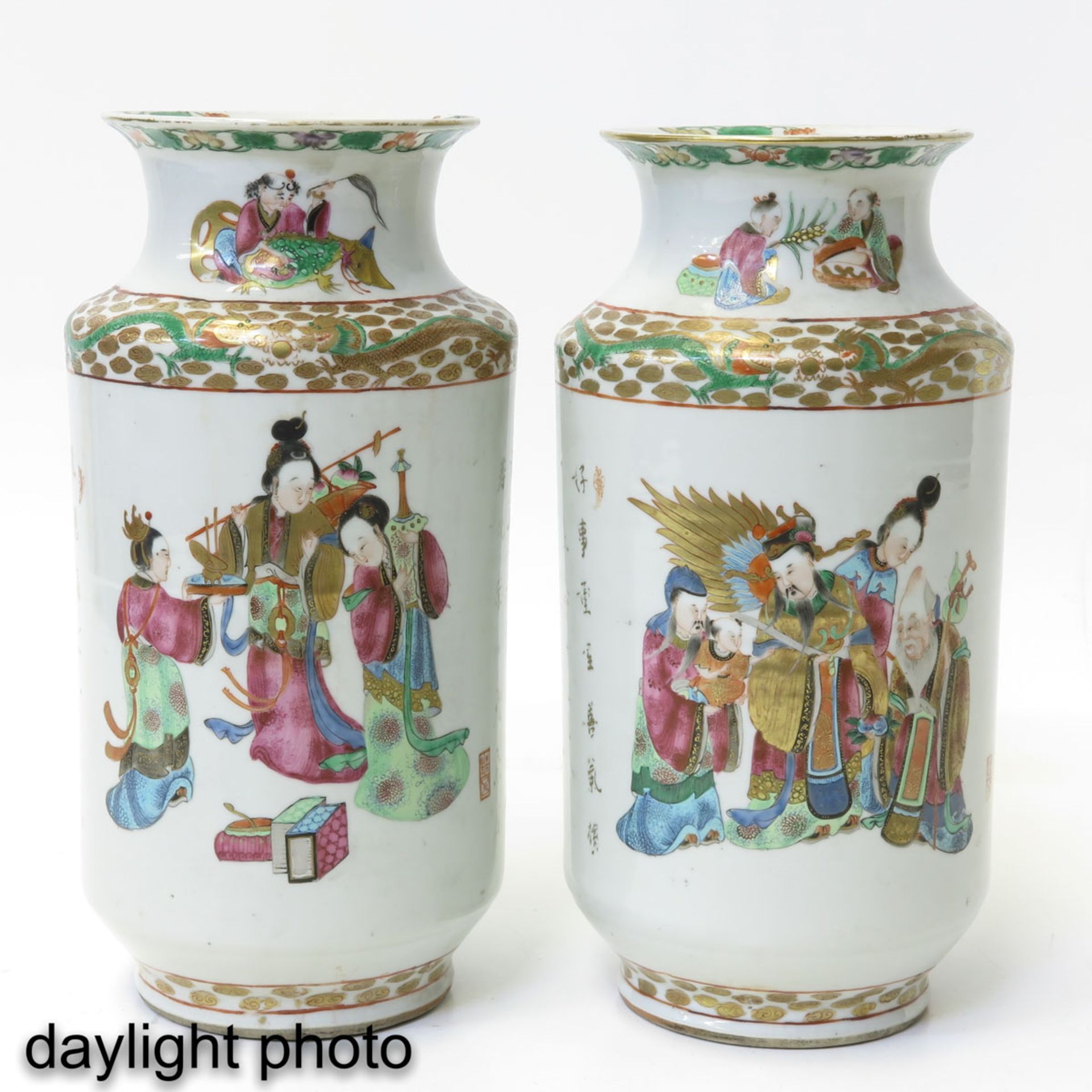 A Pair of Famille Rose Vases - Bild 7 aus 10