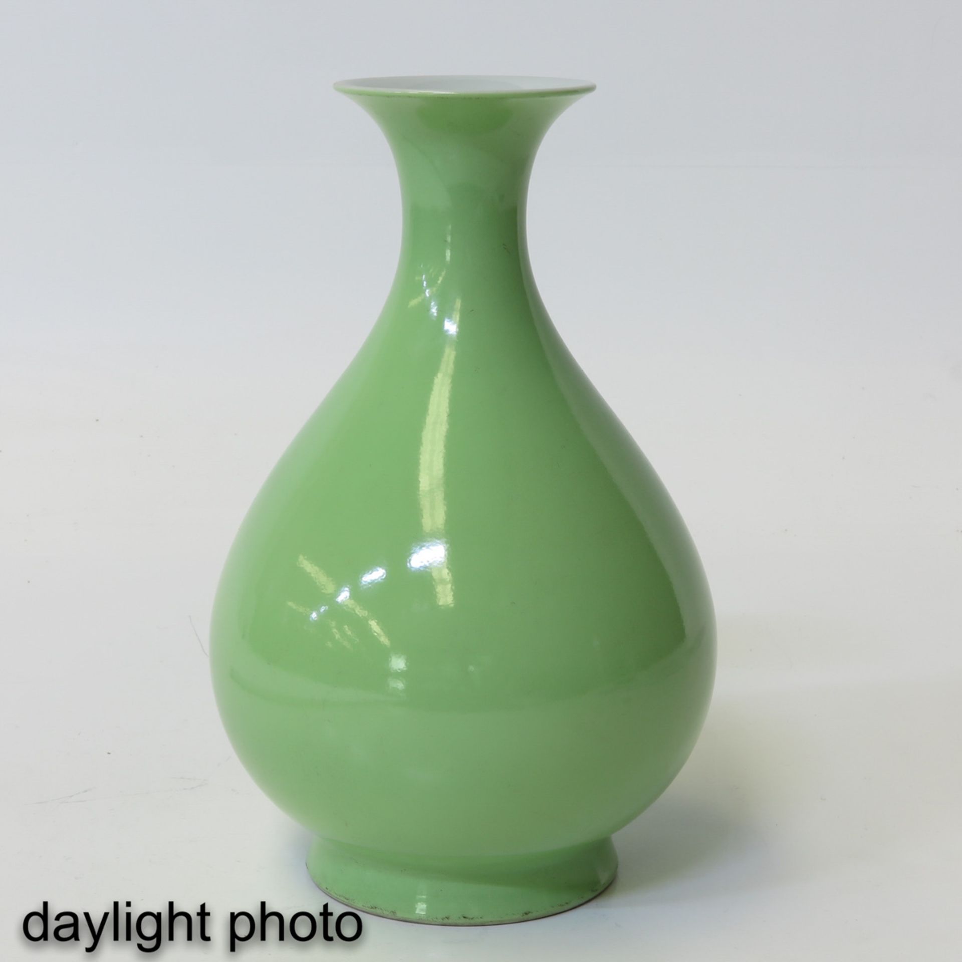 A Lime Green Glaze Vase - Bild 7 aus 9