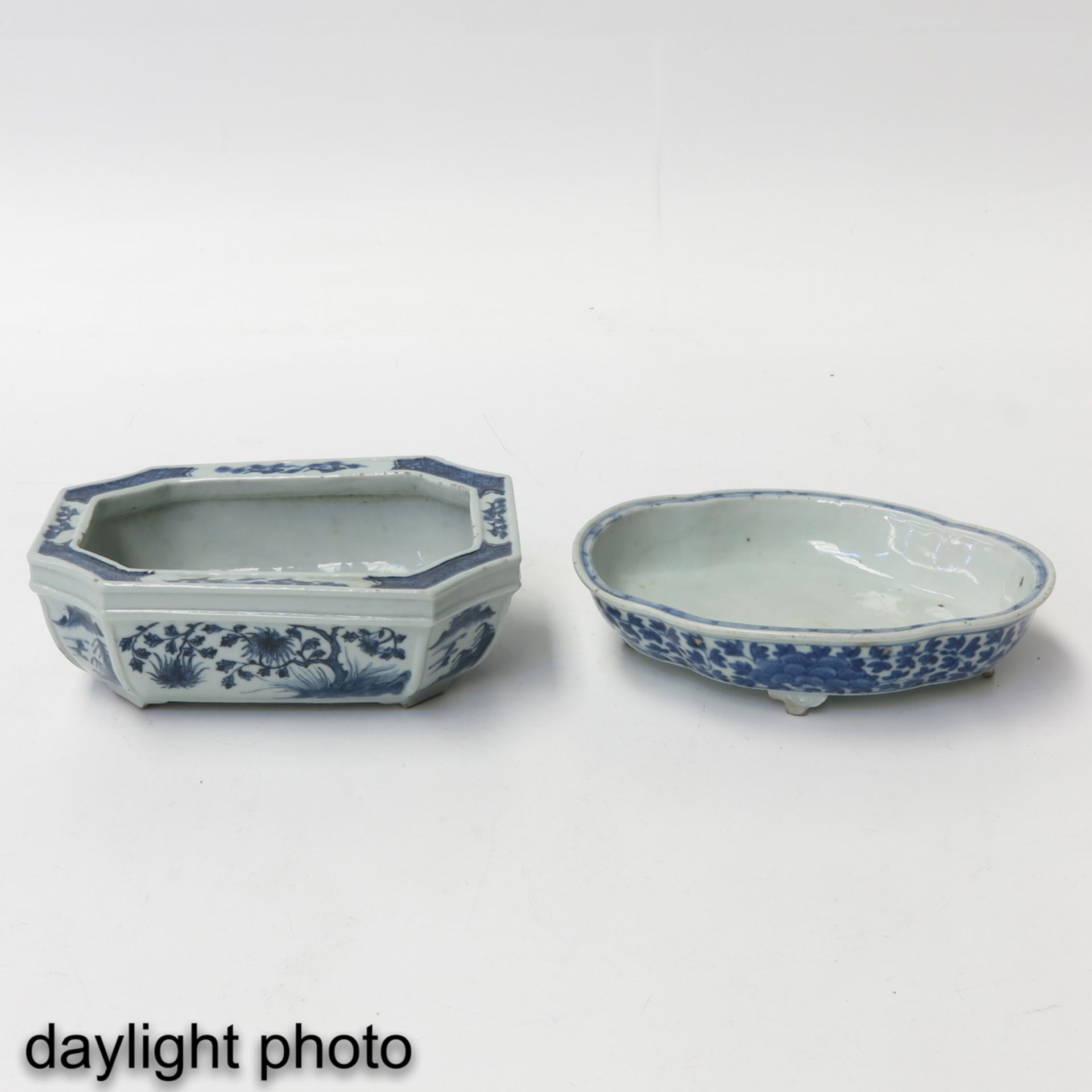 A Lot of 2 Blue and White Planters - Bild 7 aus 9