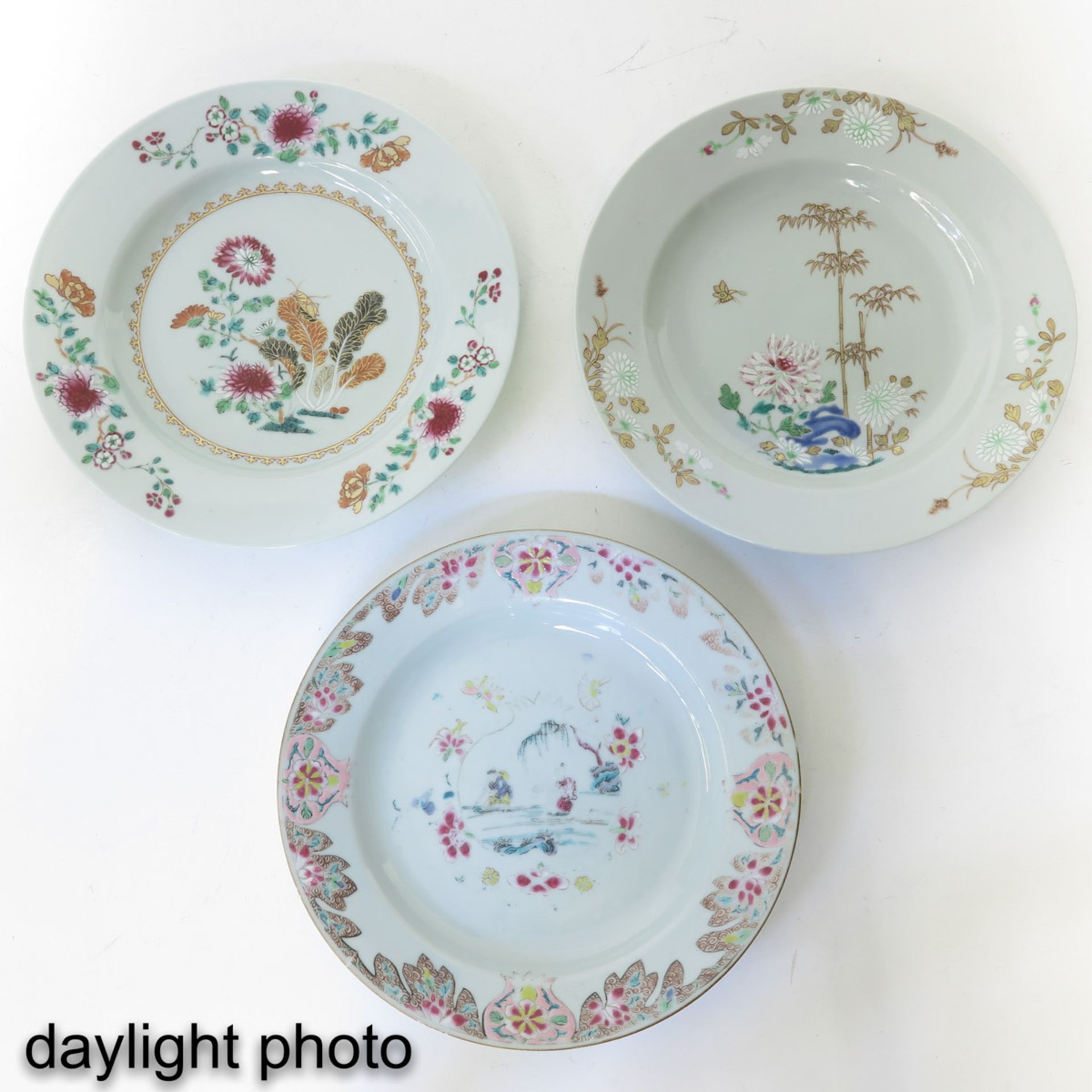 A Collection of 5 Famille Rose Plates - Bild 9 aus 10
