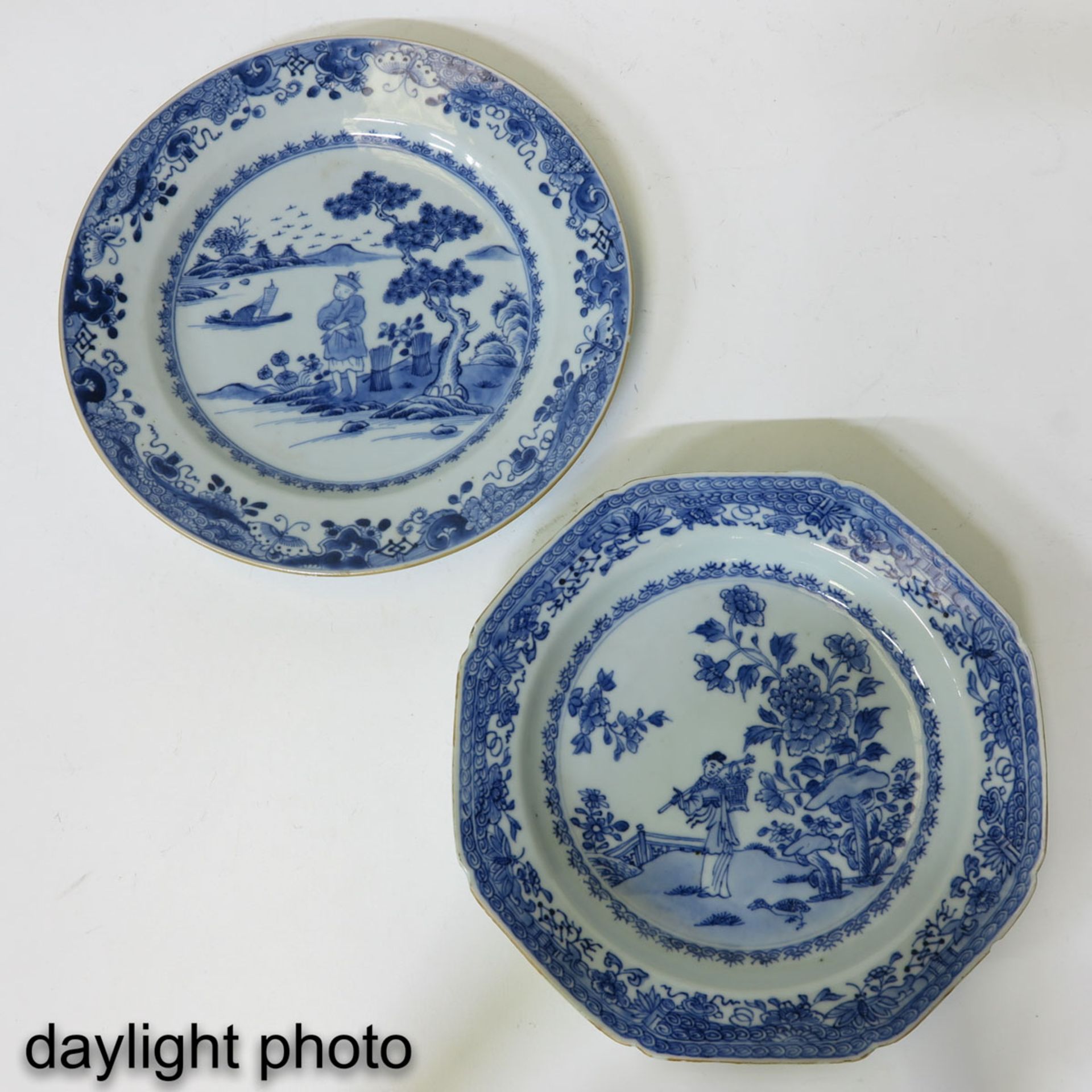 A Lot of 2 Blue and White Plates - Bild 7 aus 10