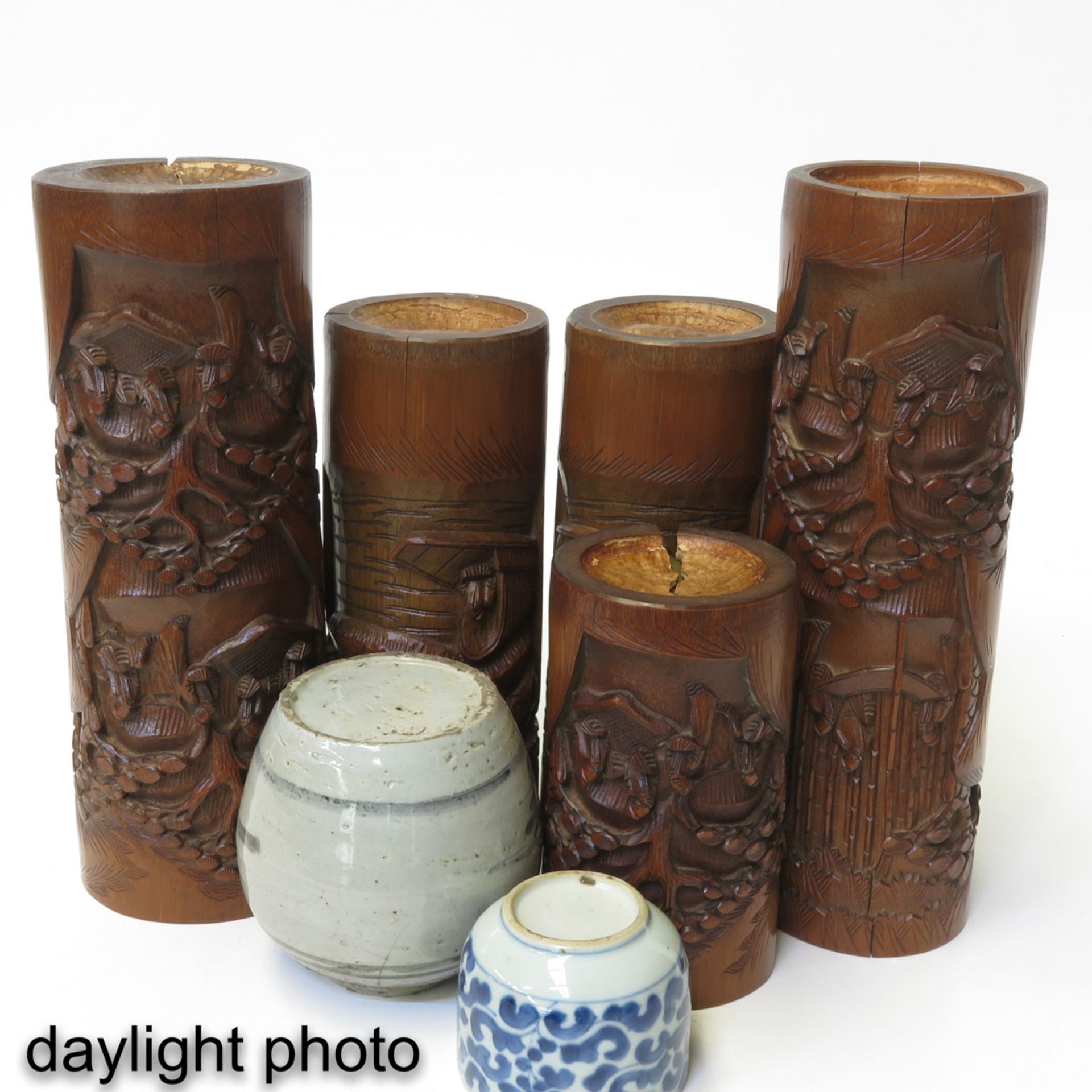 A Diverse Collection of Asian Items - Bild 8 aus 10