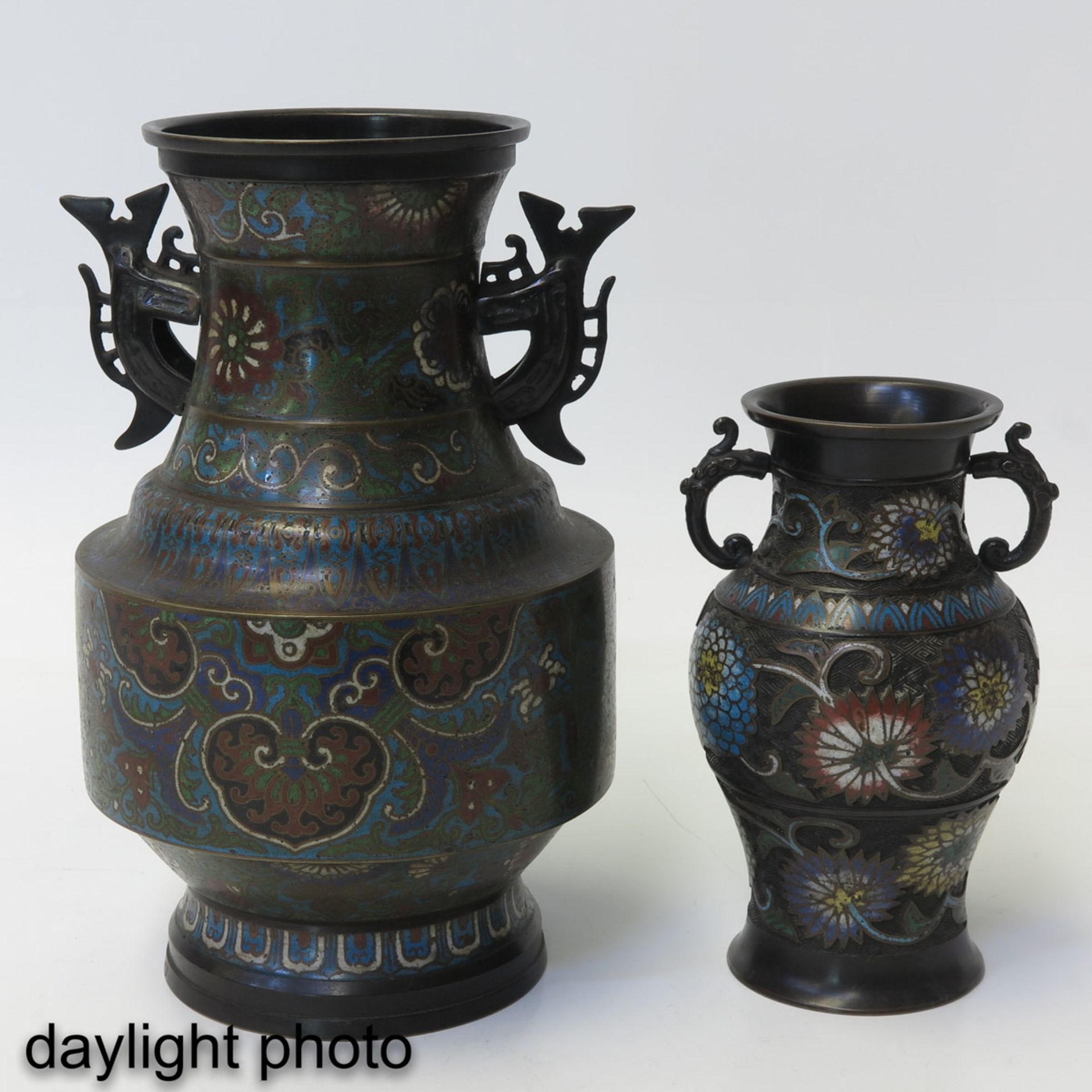 A Pair of Cloisonne Vases - Bild 7 aus 10