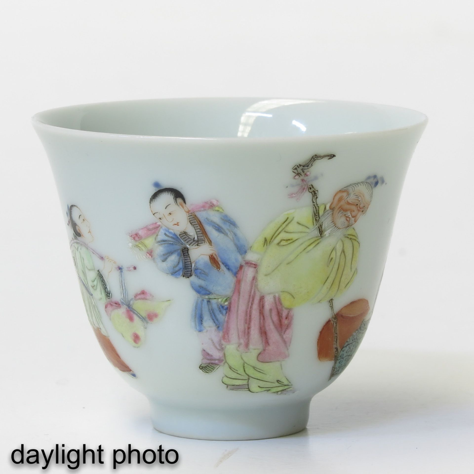 A Pair of Famille Rose Cups - Bild 7 aus 9