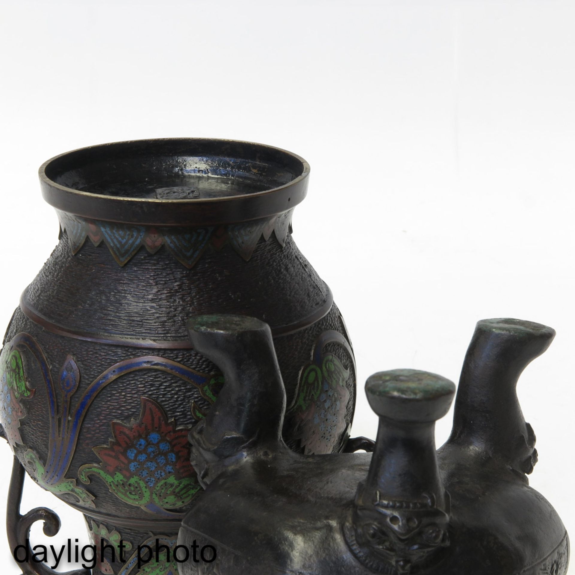 A Bronze Censer and Cloisonne Vase - Bild 8 aus 10