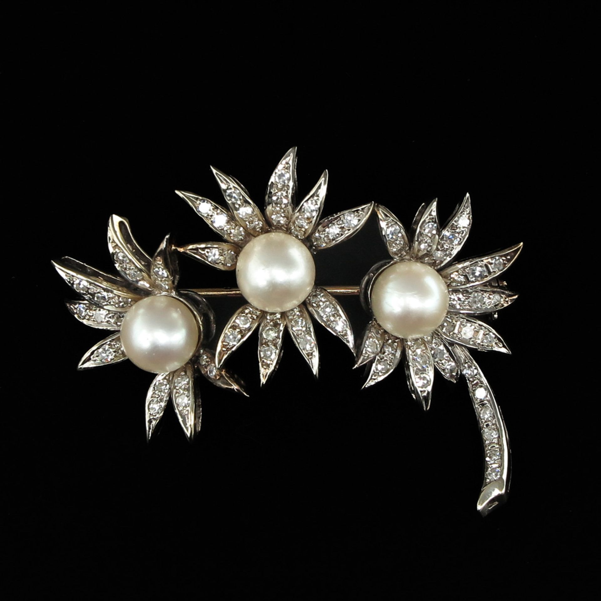 An 18KG Diamond and Pearl Brooch