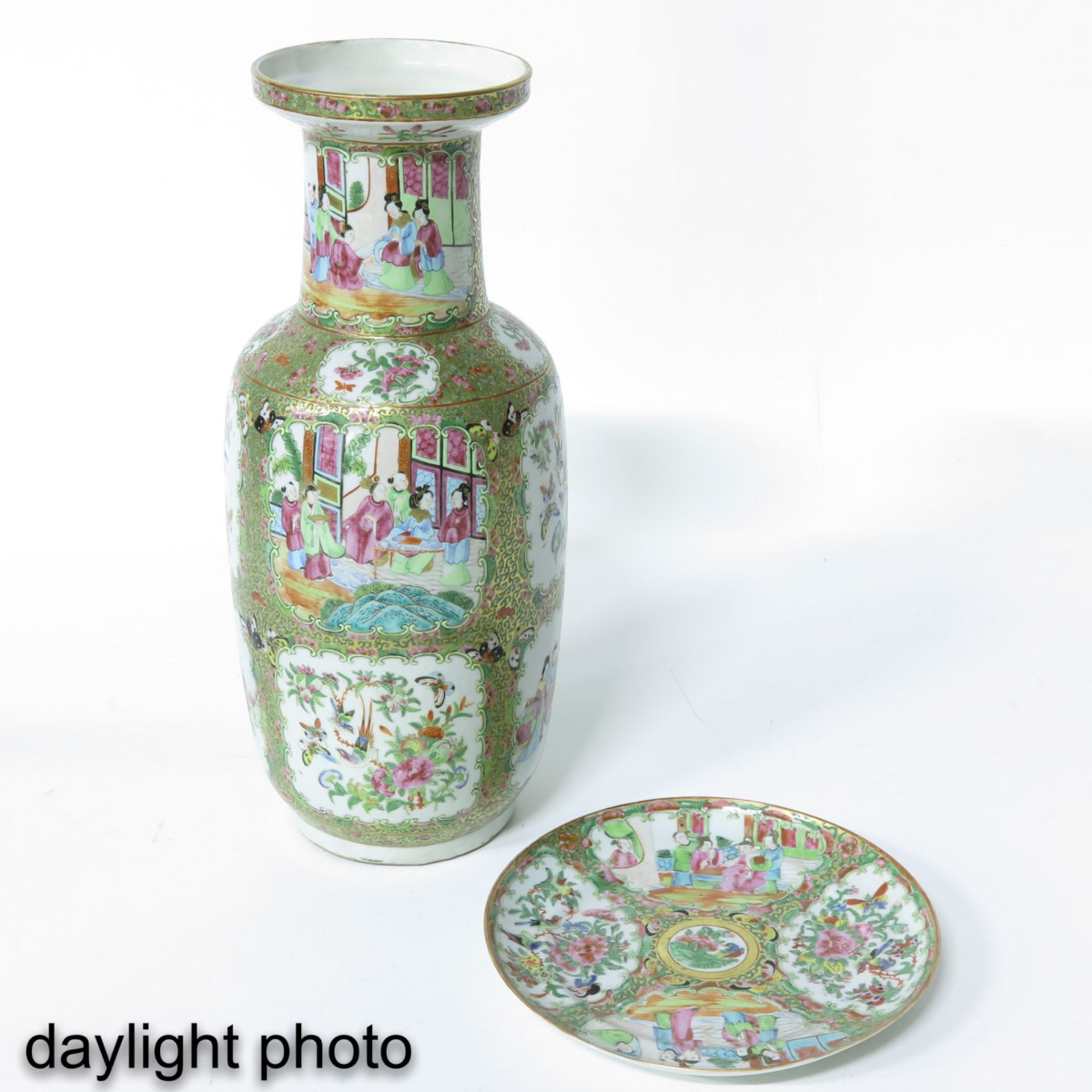 A Cantonese Plate and Pair of Vases - Bild 9 aus 10