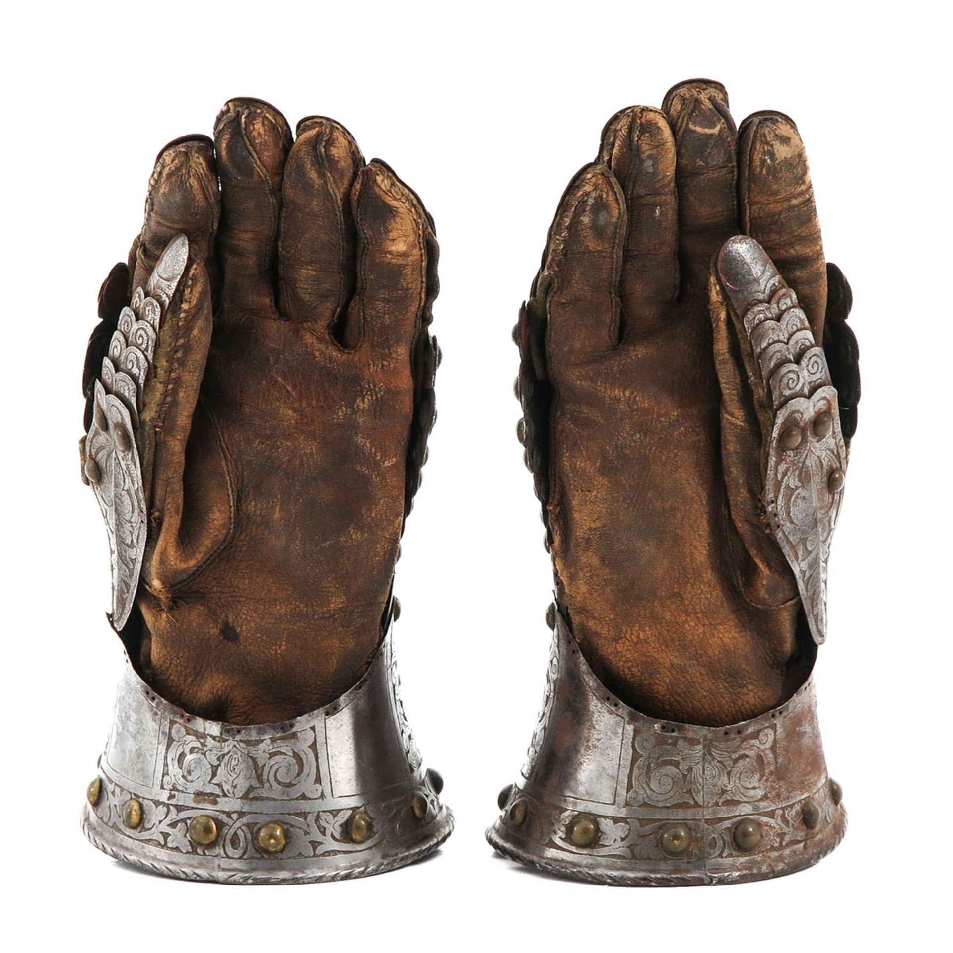 A Pair of Knights Gloves - Image 4 of 10