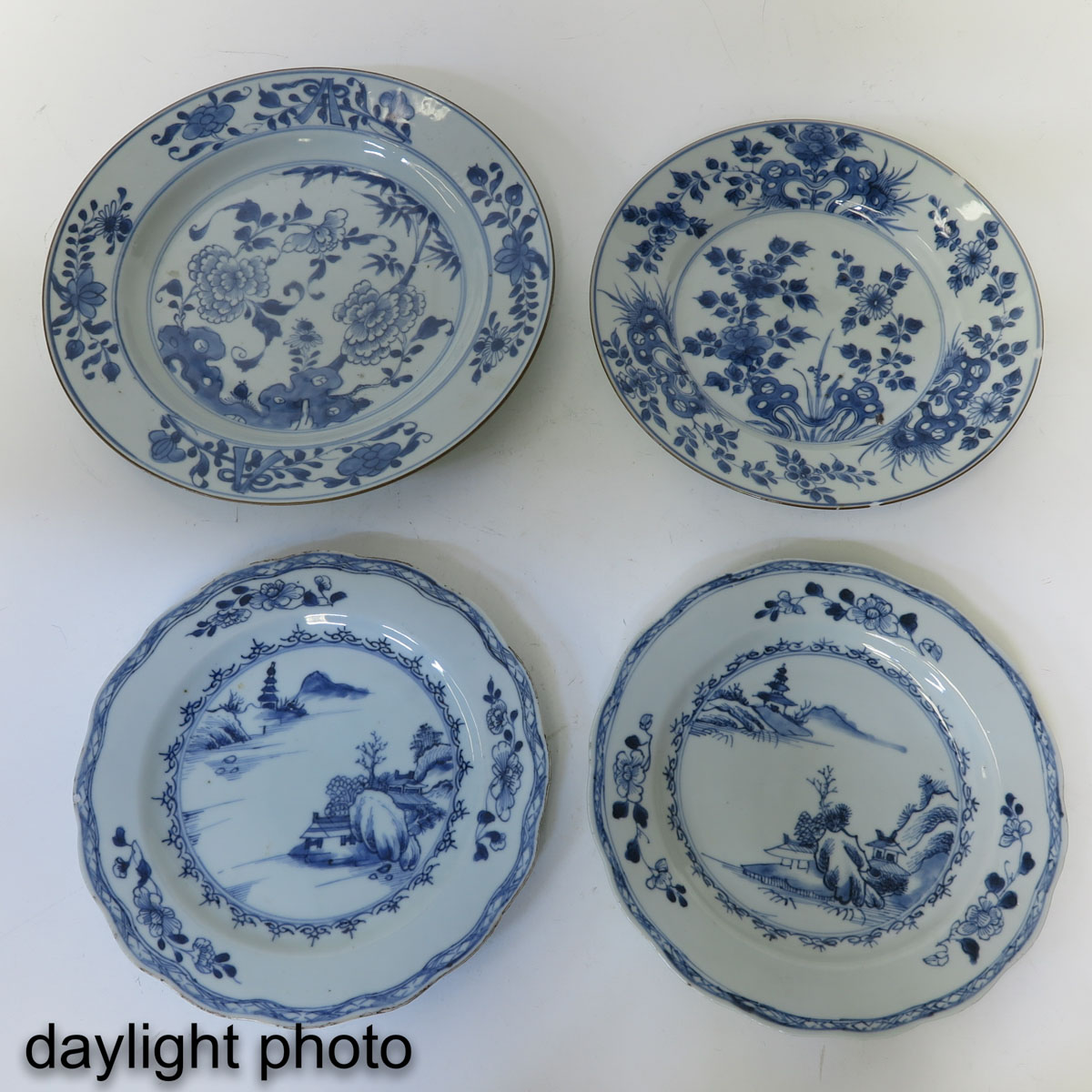 A Collection of 4 Blue and White Plates - Image 7 of 10