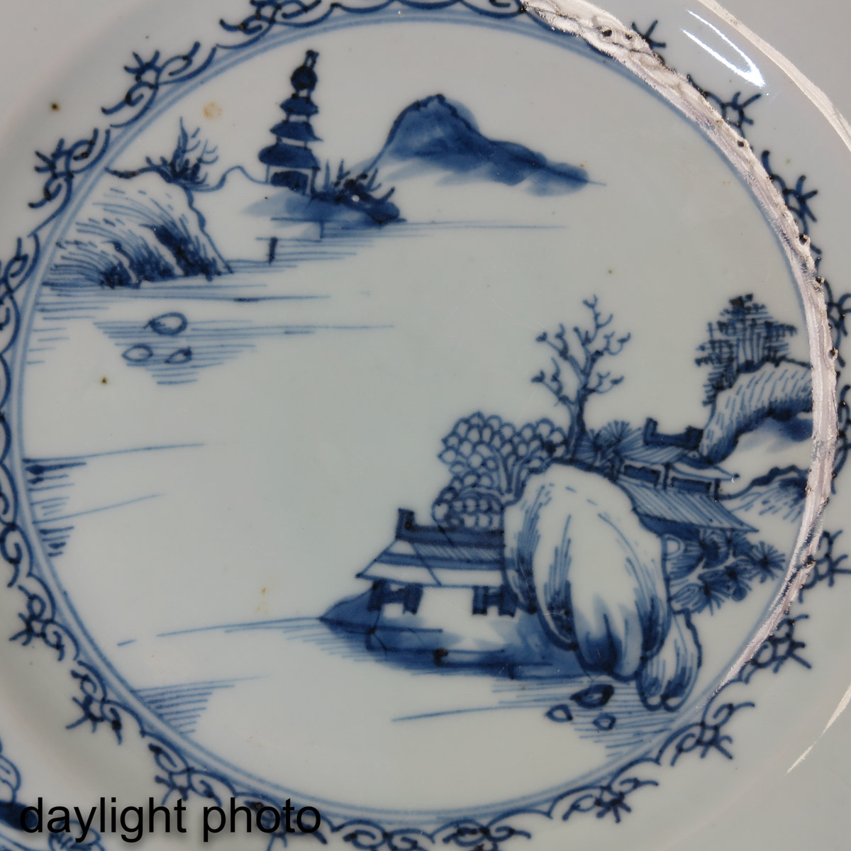 A Collection of 4 Blue and White Plates - Image 9 of 10