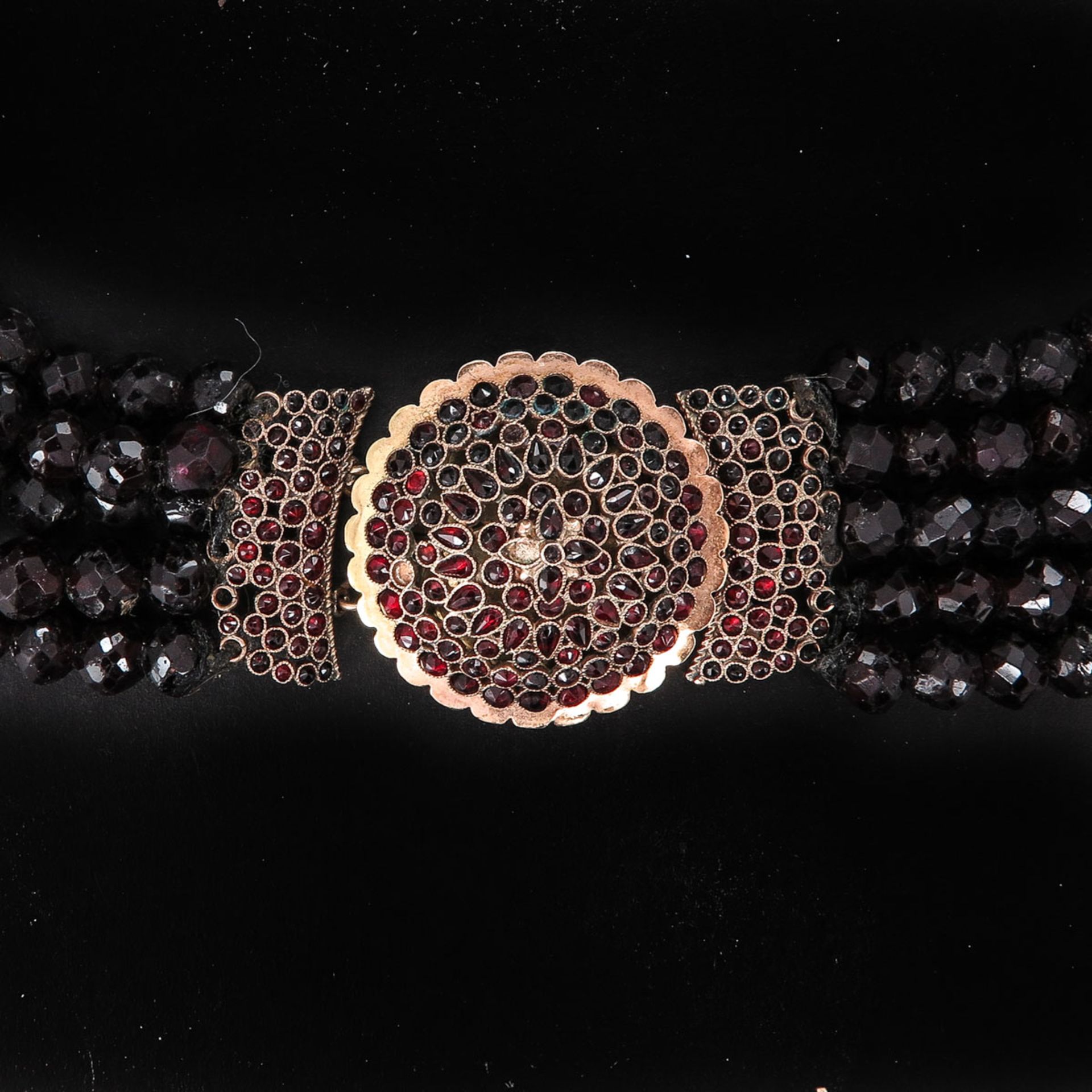 A 5 Strand Faceted Garnet Necklace on 14KG Clasp - Bild 3 aus 4